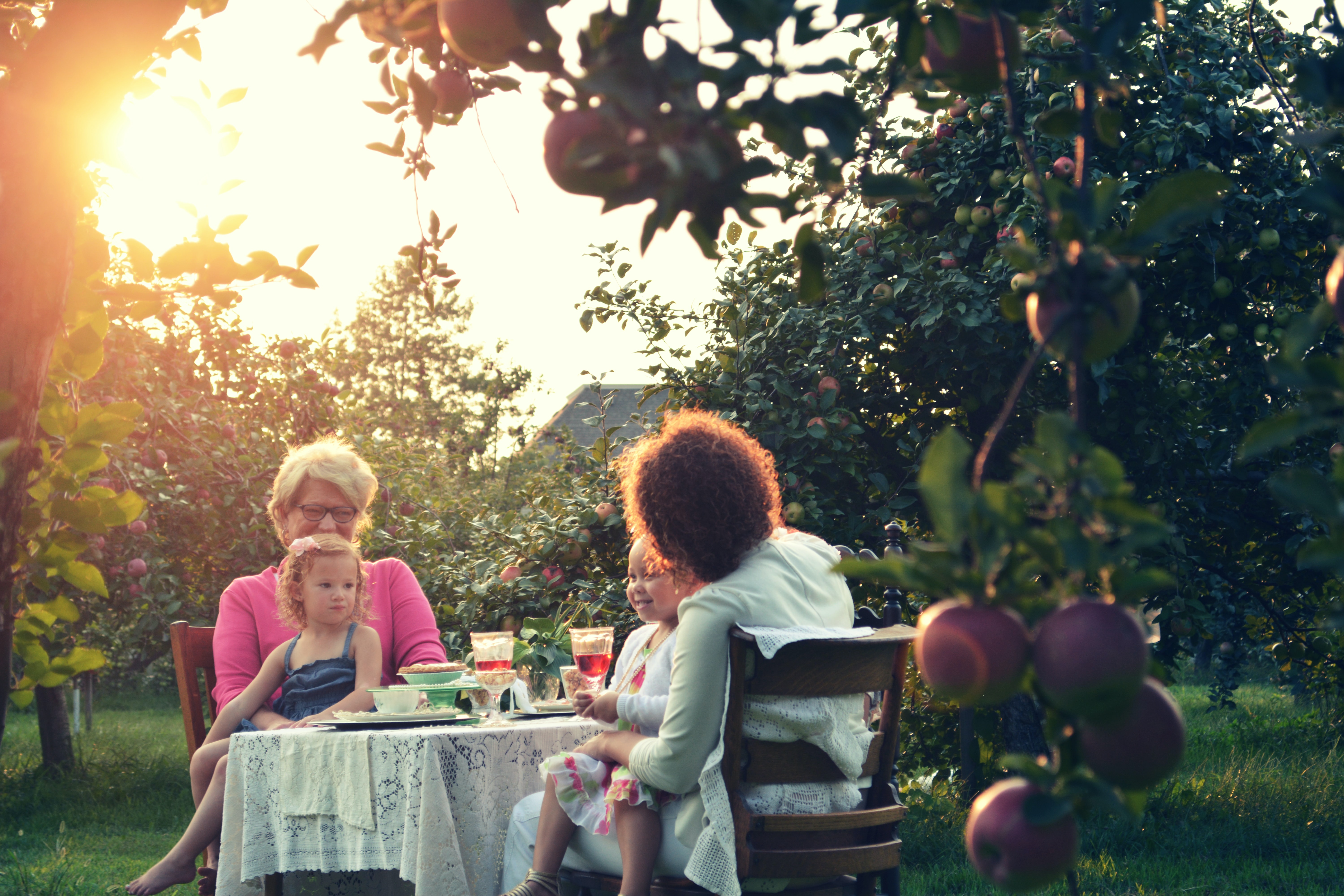 So gelingt der Mehrgenerationenurlaub im Ferienhaus: 10 Tipps von Familienexpertin Nora Imlau