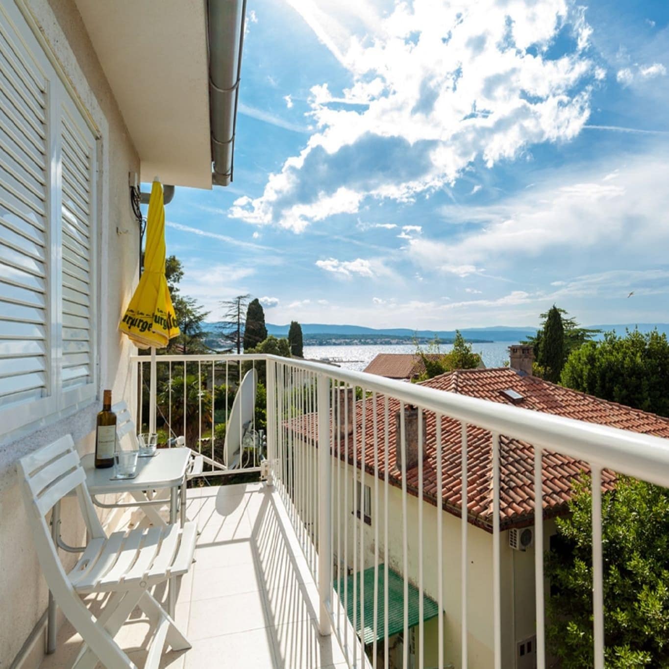 Blick vom Balkon einer Ferienwohnung in Malinska mit Meerblick