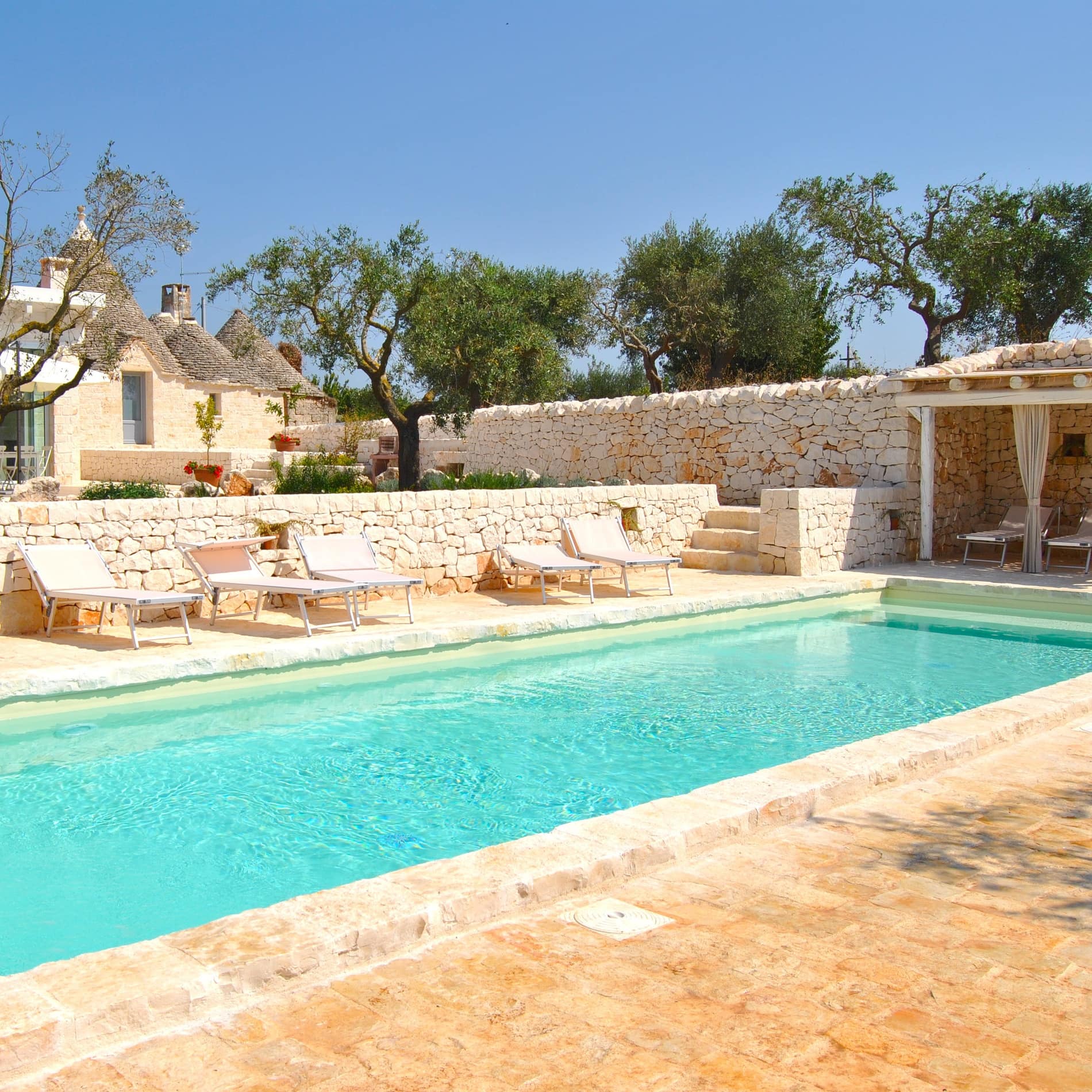 Ferienhäuser in Apulien mit Pool in traditionellen Trulli mit kegelförmigen Steindächern 