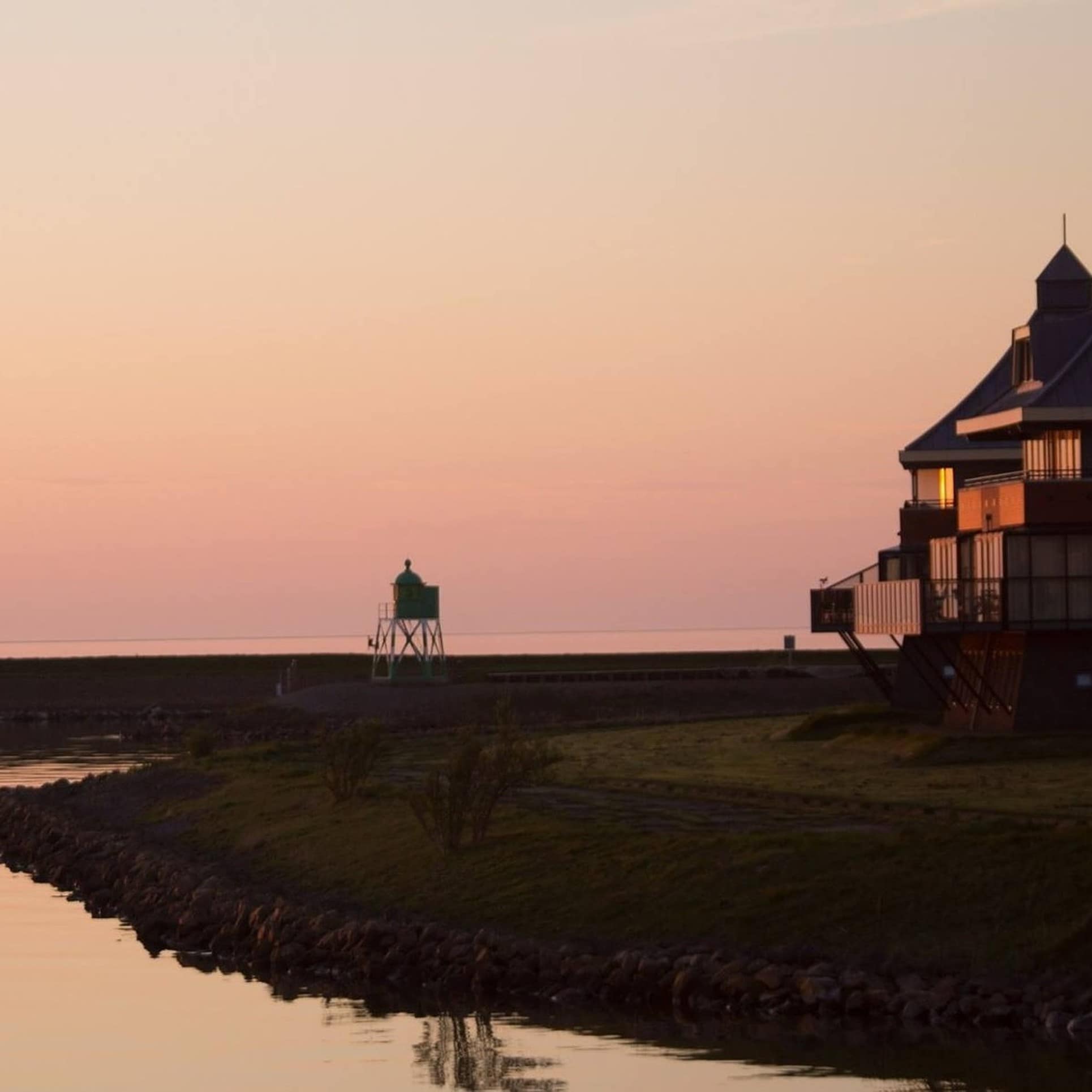 Bungalow an der niederländischen Nordsee mit Blick auf den Sonnenuntergang