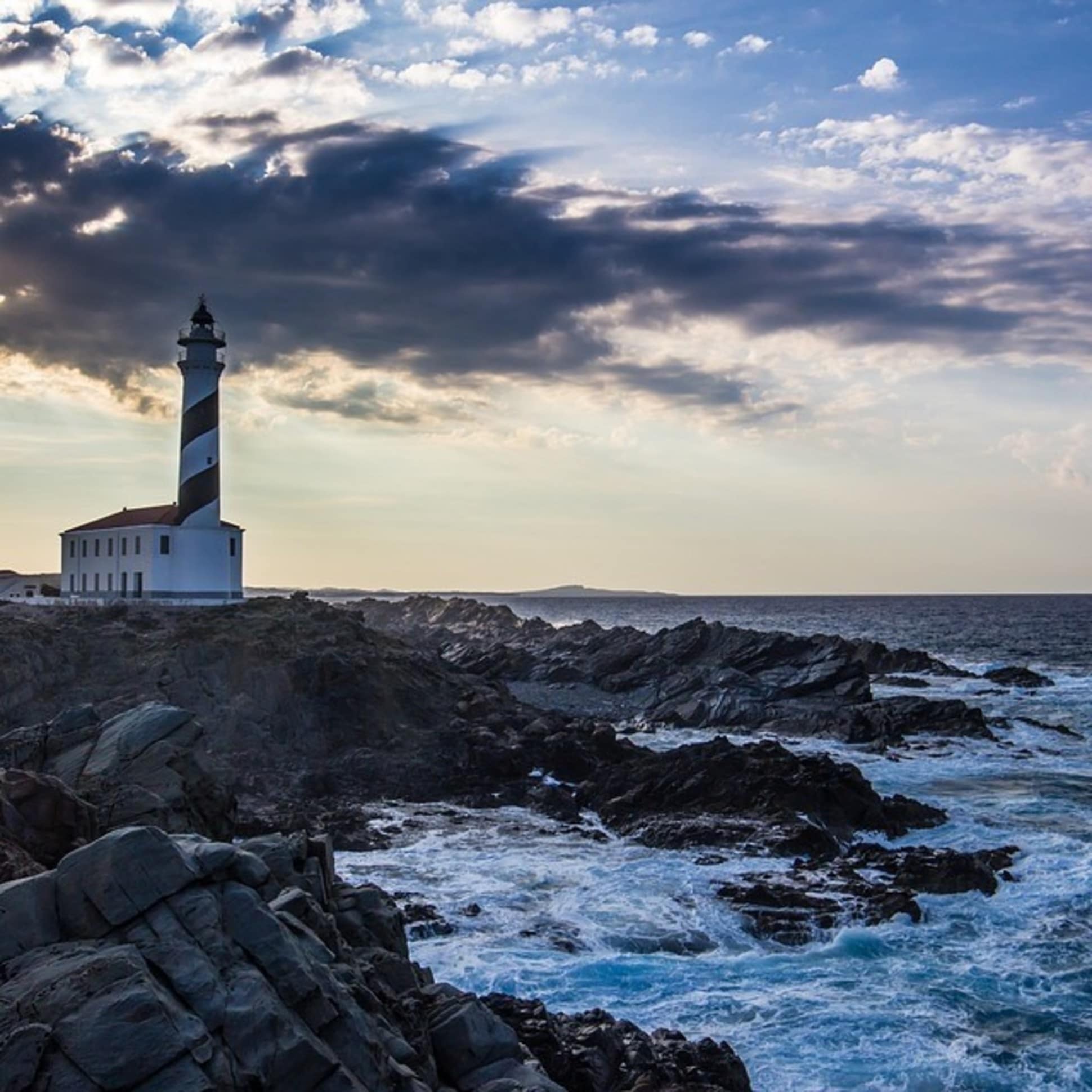 Felsenküste mit Leuchtturm auf Menorca