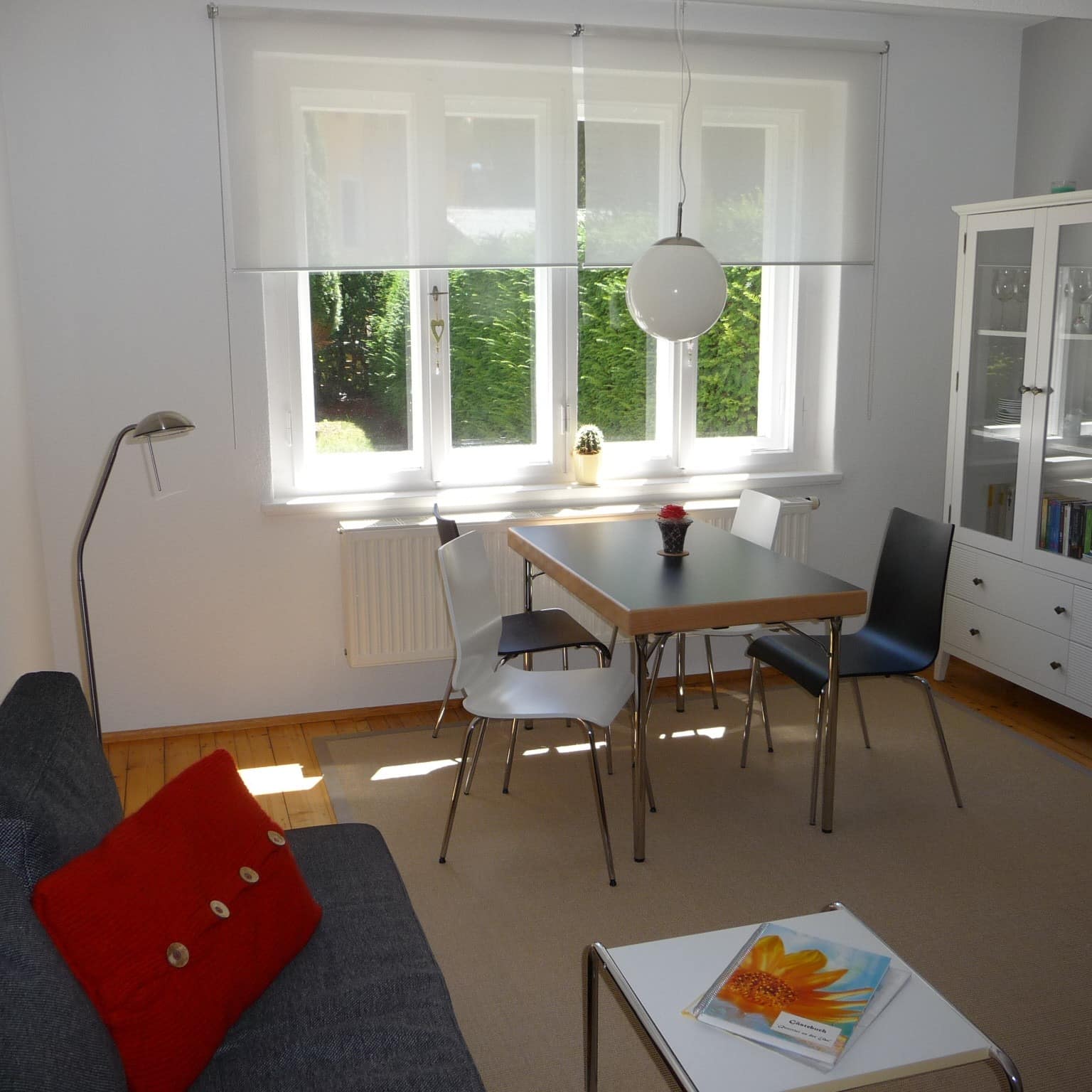 Modernes und funktional ausgestattetes Wohnzimmer einer Ferienwohnung in Freital