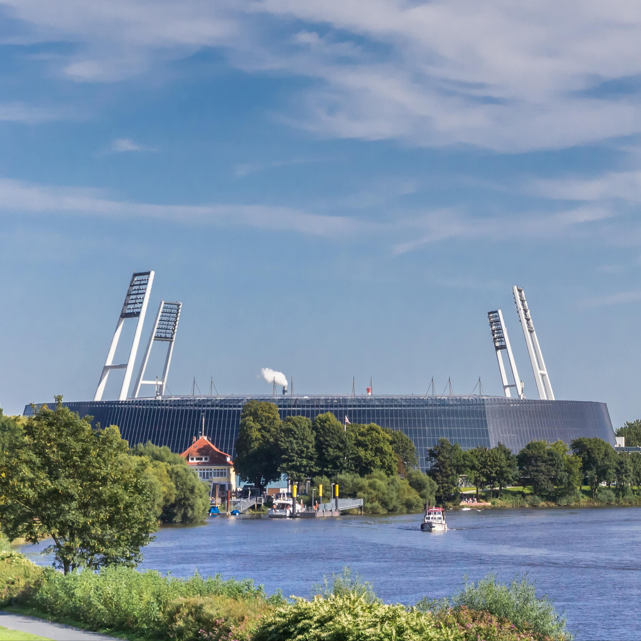 Panoramablick über die Weser und das Stadium. Auf dem Wasser schippern Boote.