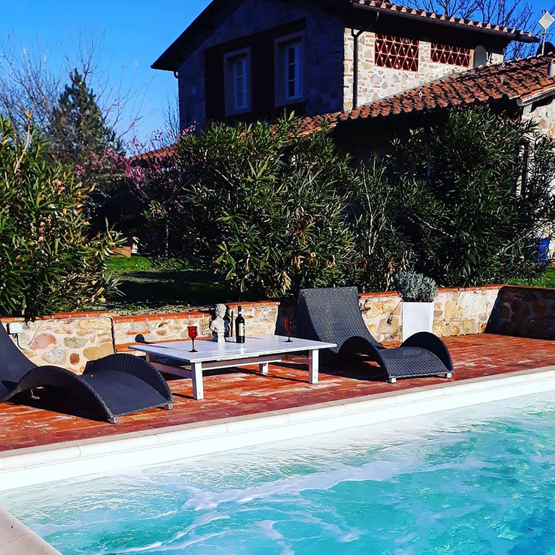 Villa in der Toskana mit eigenem Pool und eleganten Sonnenliegen