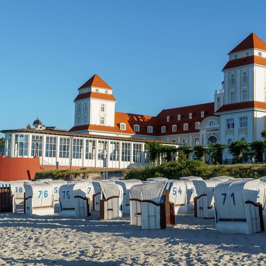 Ähnlich exklusiv wie im Kurhaus von Binz können Sie auf Rügen in vielen Gründerzeit-Villen am Strand wohnen.