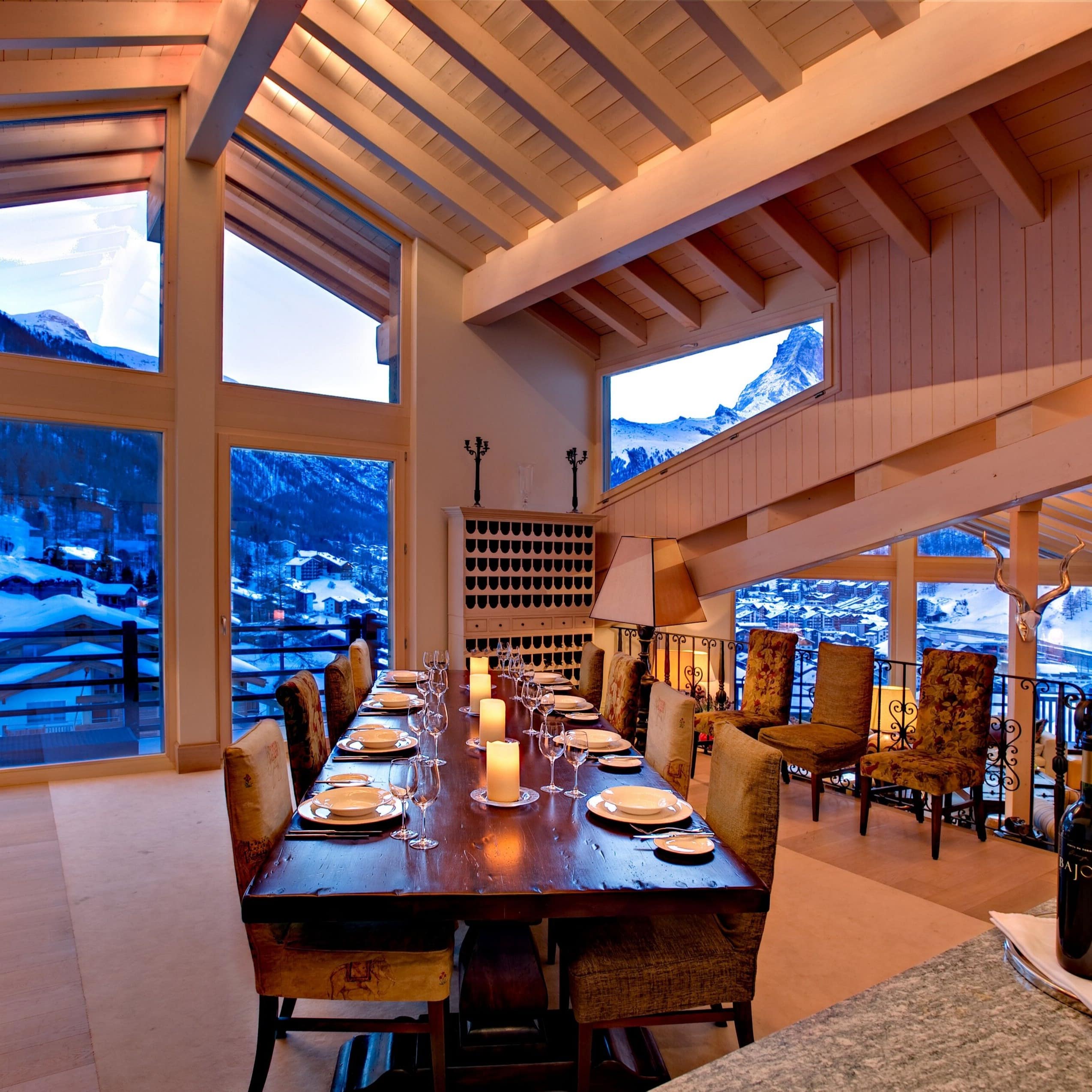 Essbereich eines Luxus-Chalets in Zermatt mit atemberaubendem Blick auf das Matterhorn