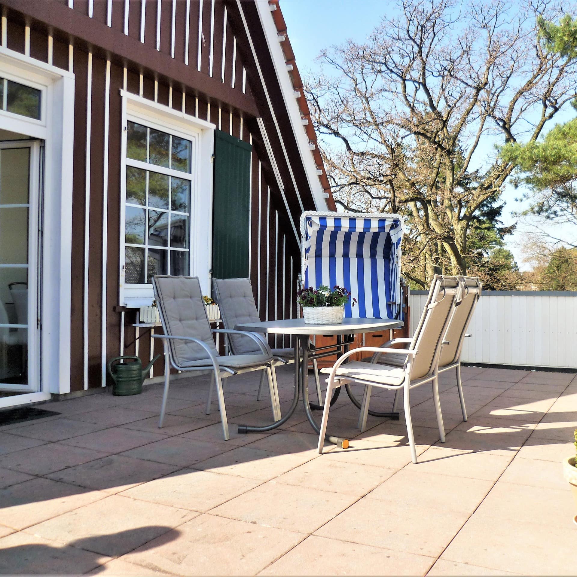 Balkon mit Sitzgelegenheiten und Strandkorb in Niendorf