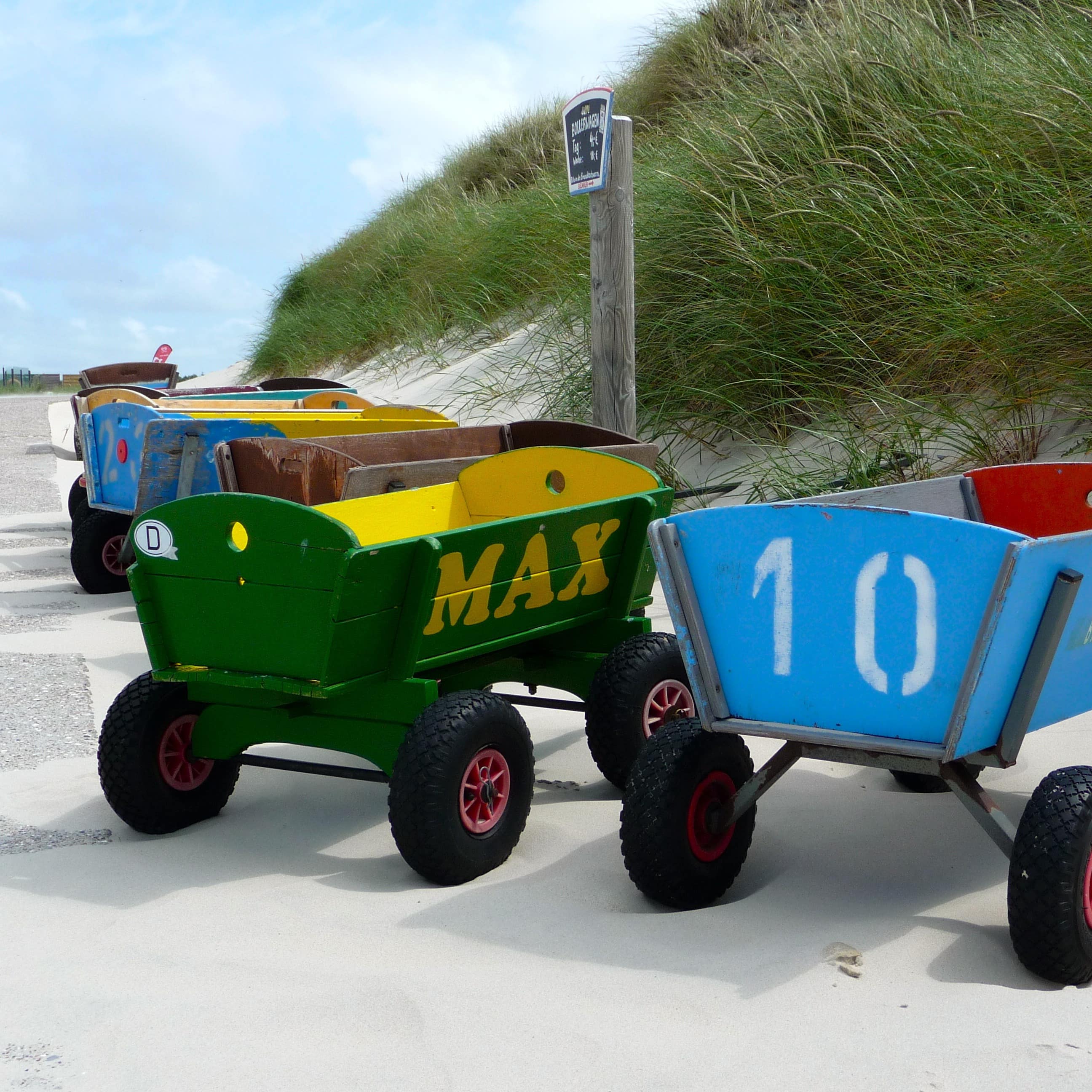 Bunte Bollerwagen am Strand von Amrum.