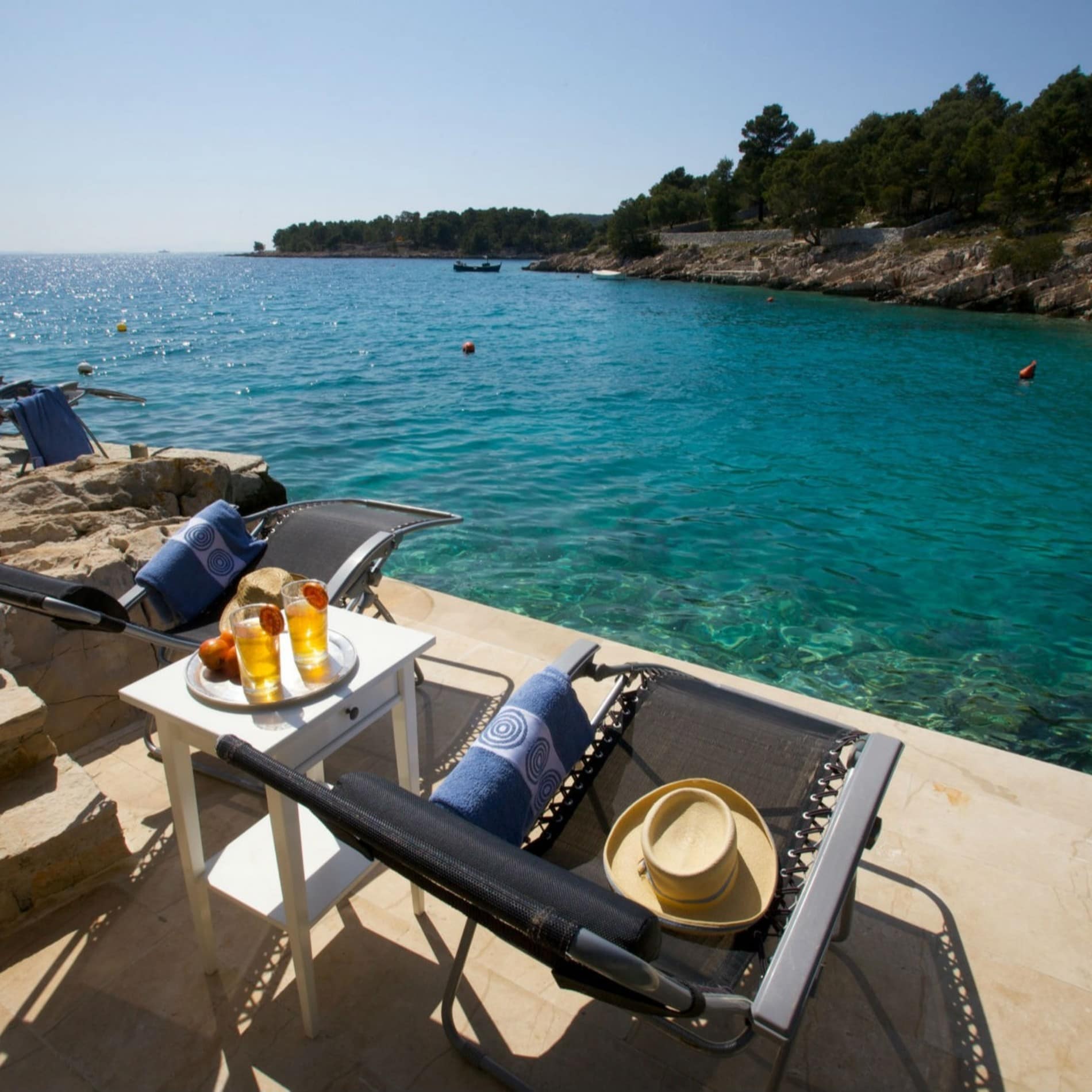 Blick von der Terrasse eines Bungalows in Kroatien auf das Meer