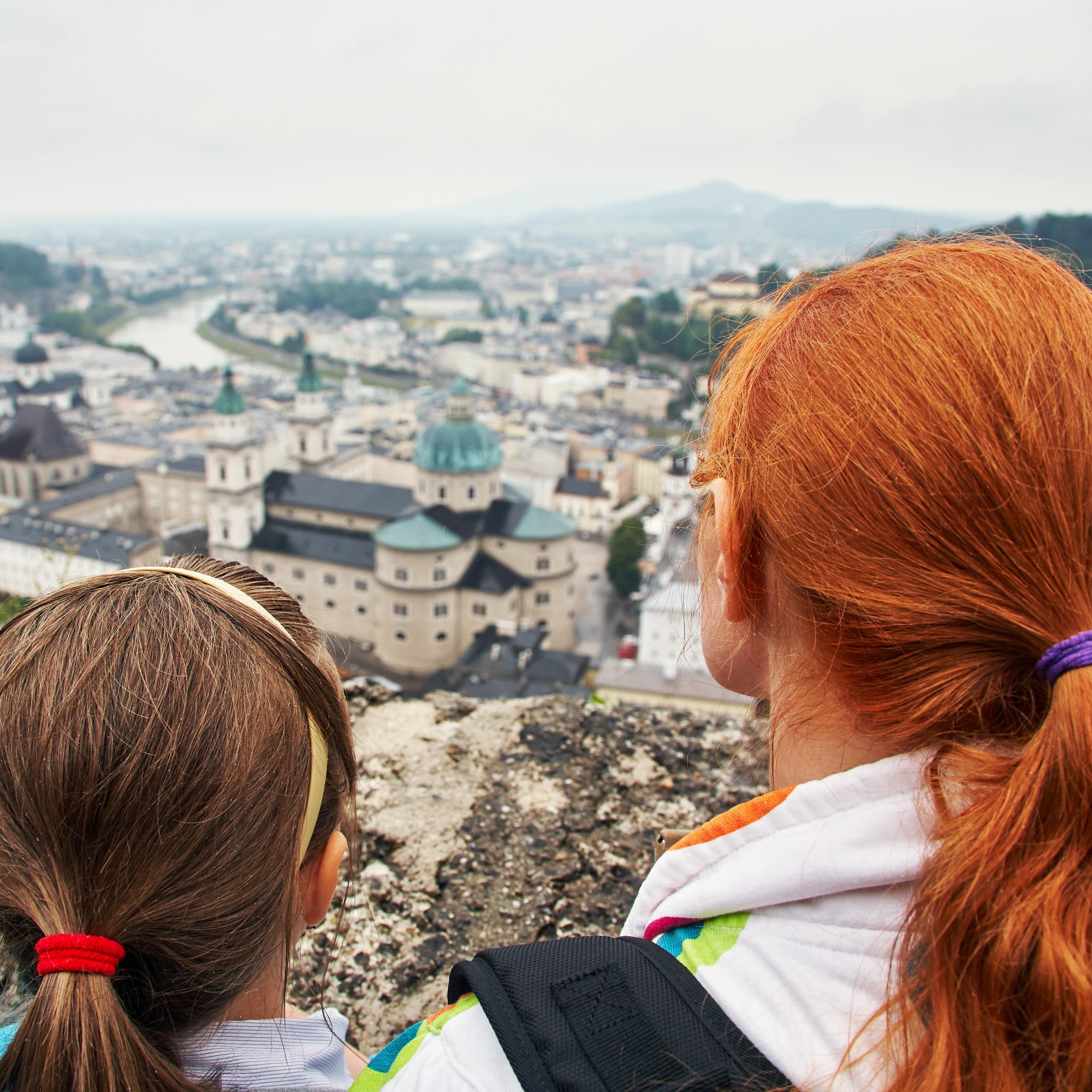 Mutter und Tochter genießen den Blick von der Festung Hohensalzbug auf die Stadt