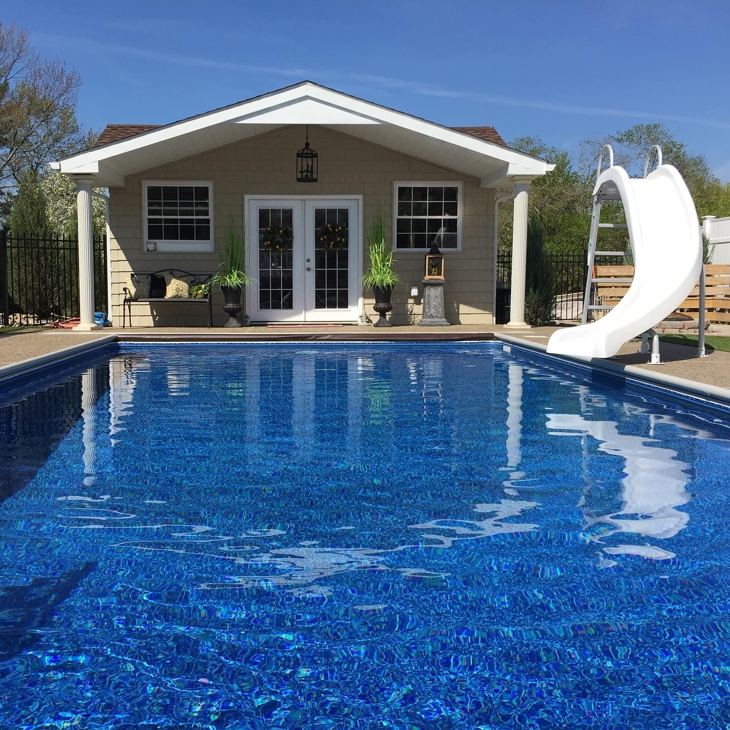 Ein kleines Ferienhaus mit Pool und Wasserrutsche