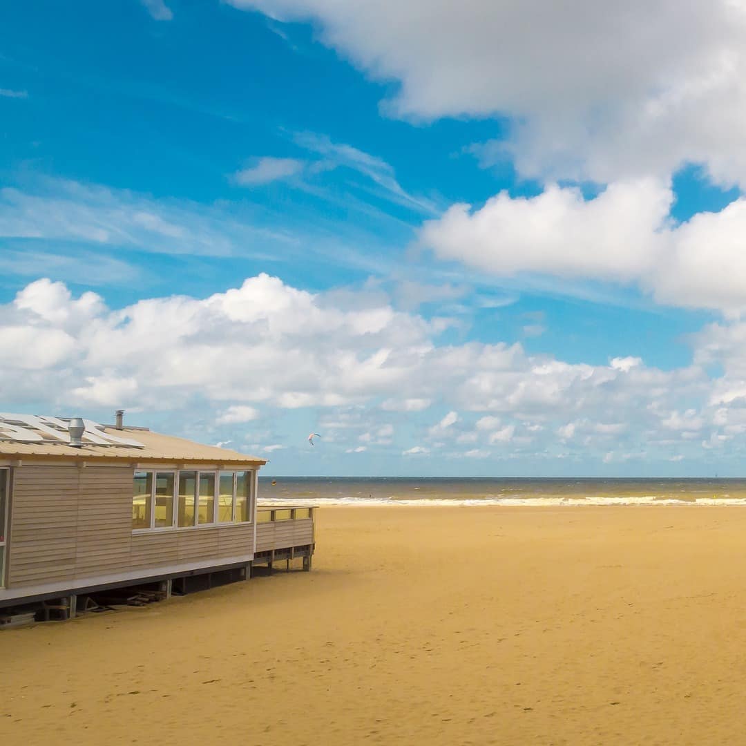 Blick über den Strand und ein Strandhaus