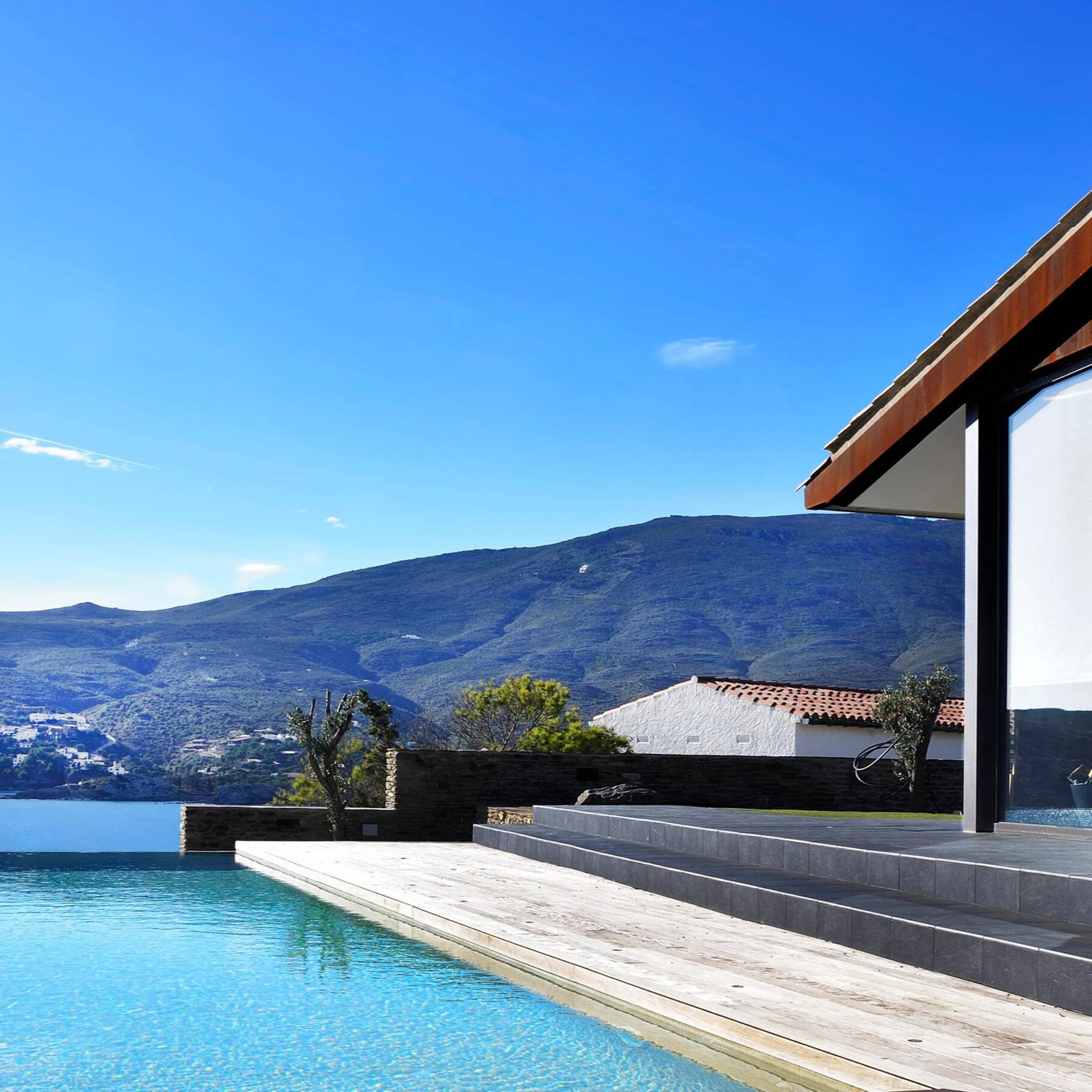 Ferienhaus an der Costa Brava aus Stein mit Meerblick und Infinity-Pool