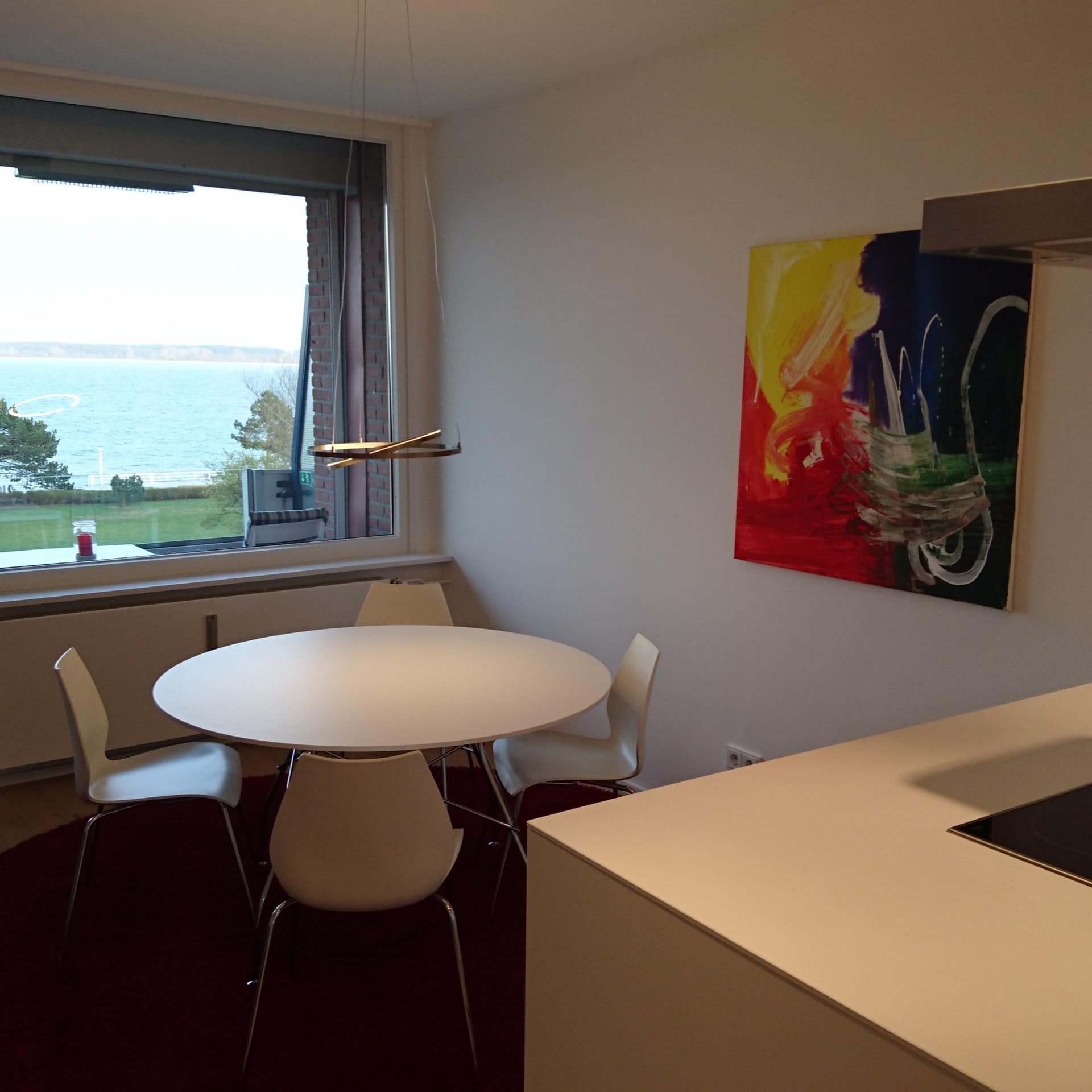 Essbereich und Balkon mit Meerblick in einer Ferienwohnung in Travemünde mit Meerblick