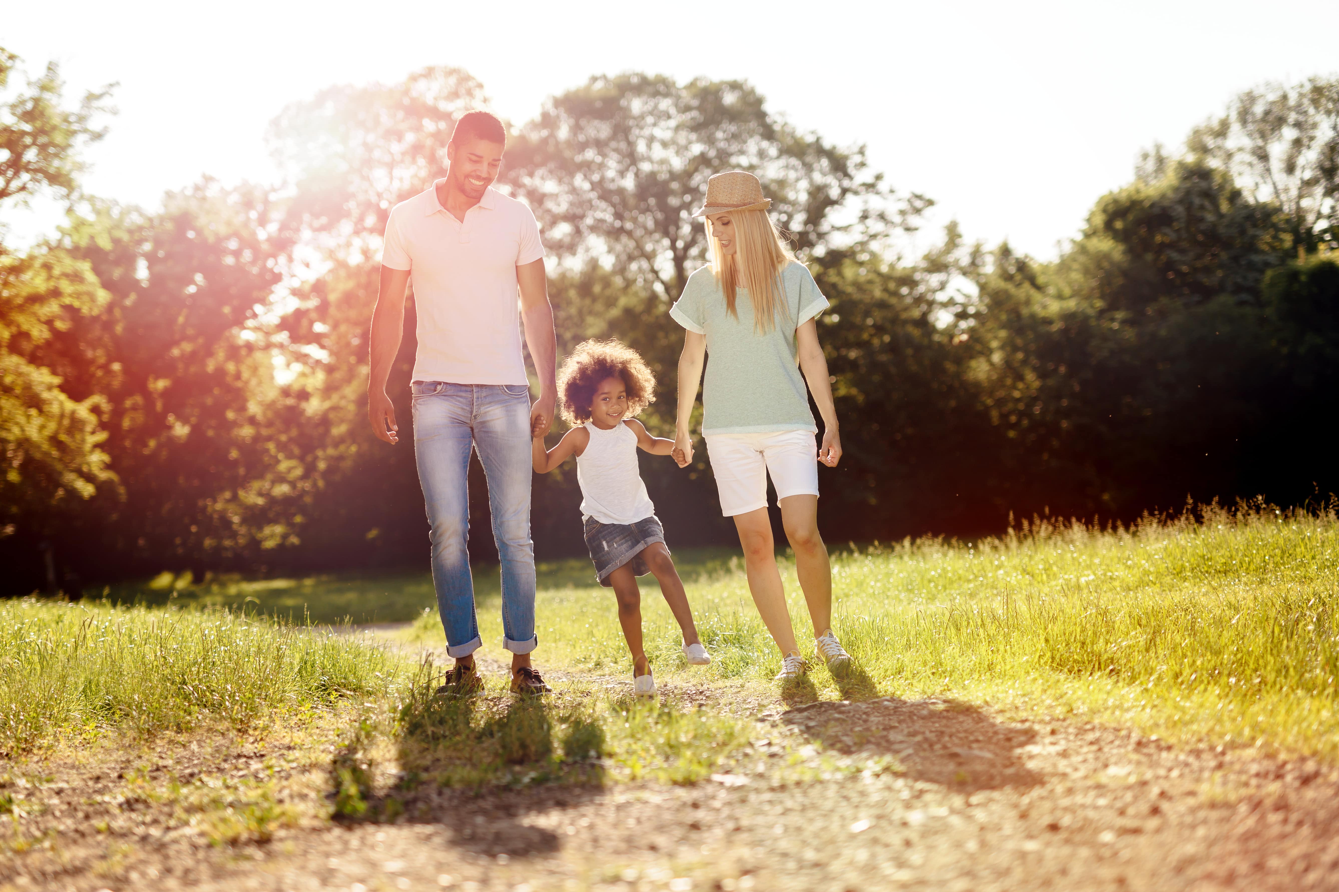 Familie auf einem Feld spazieren