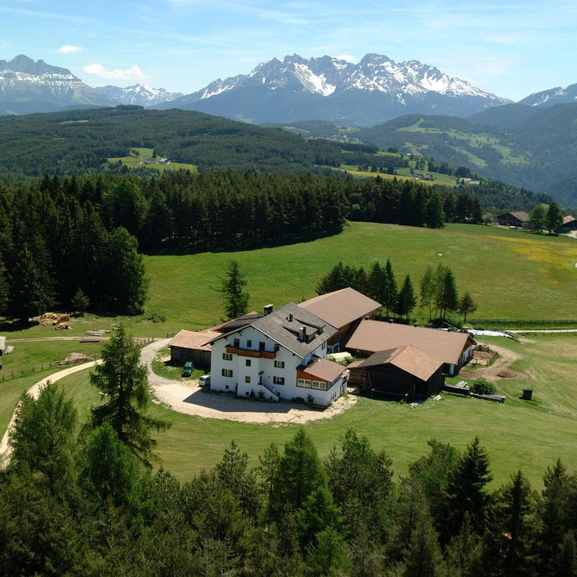 Schadnerhof mit Blick auf die Dolomiten