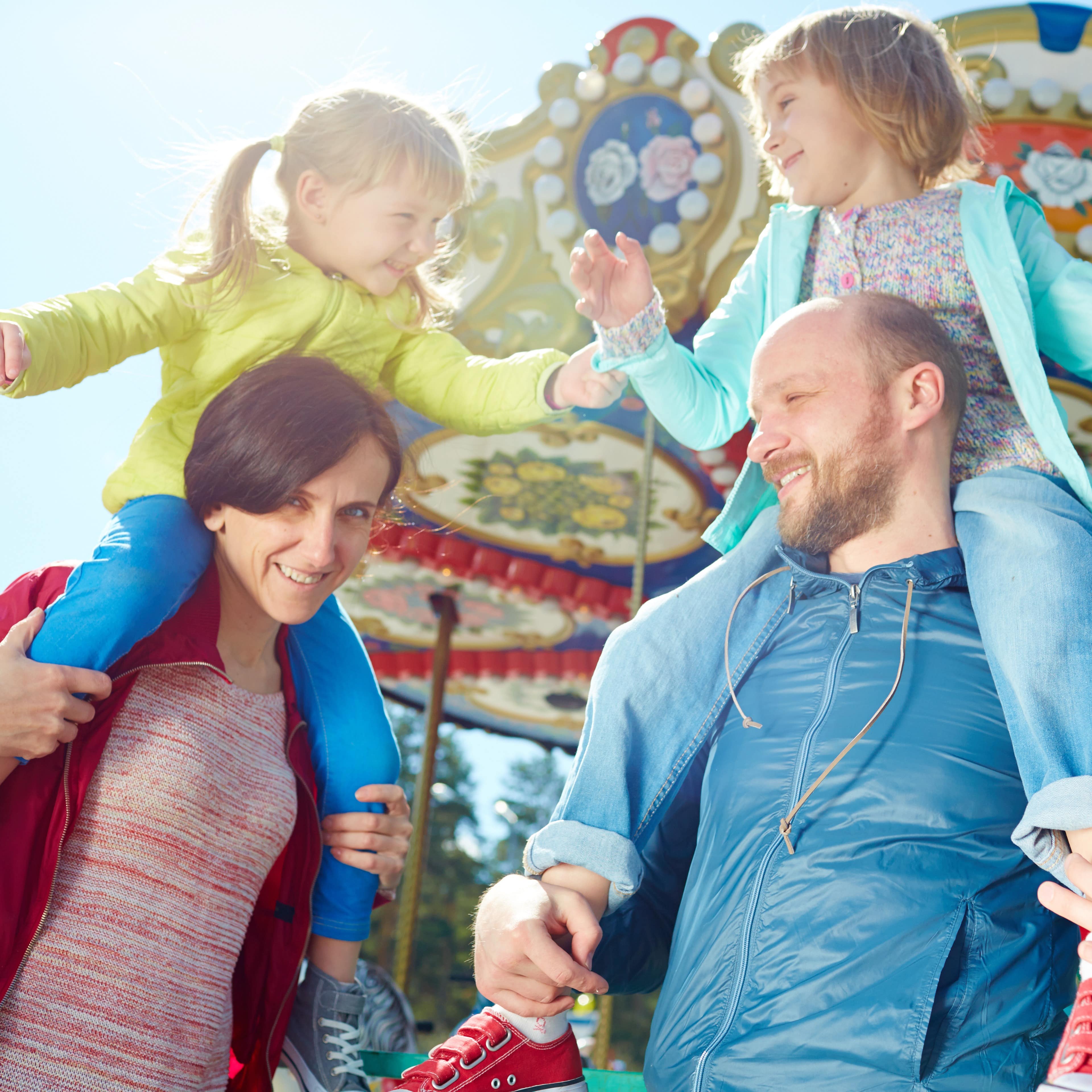 Eine Familie mit Kindern in einem Freizeitpark