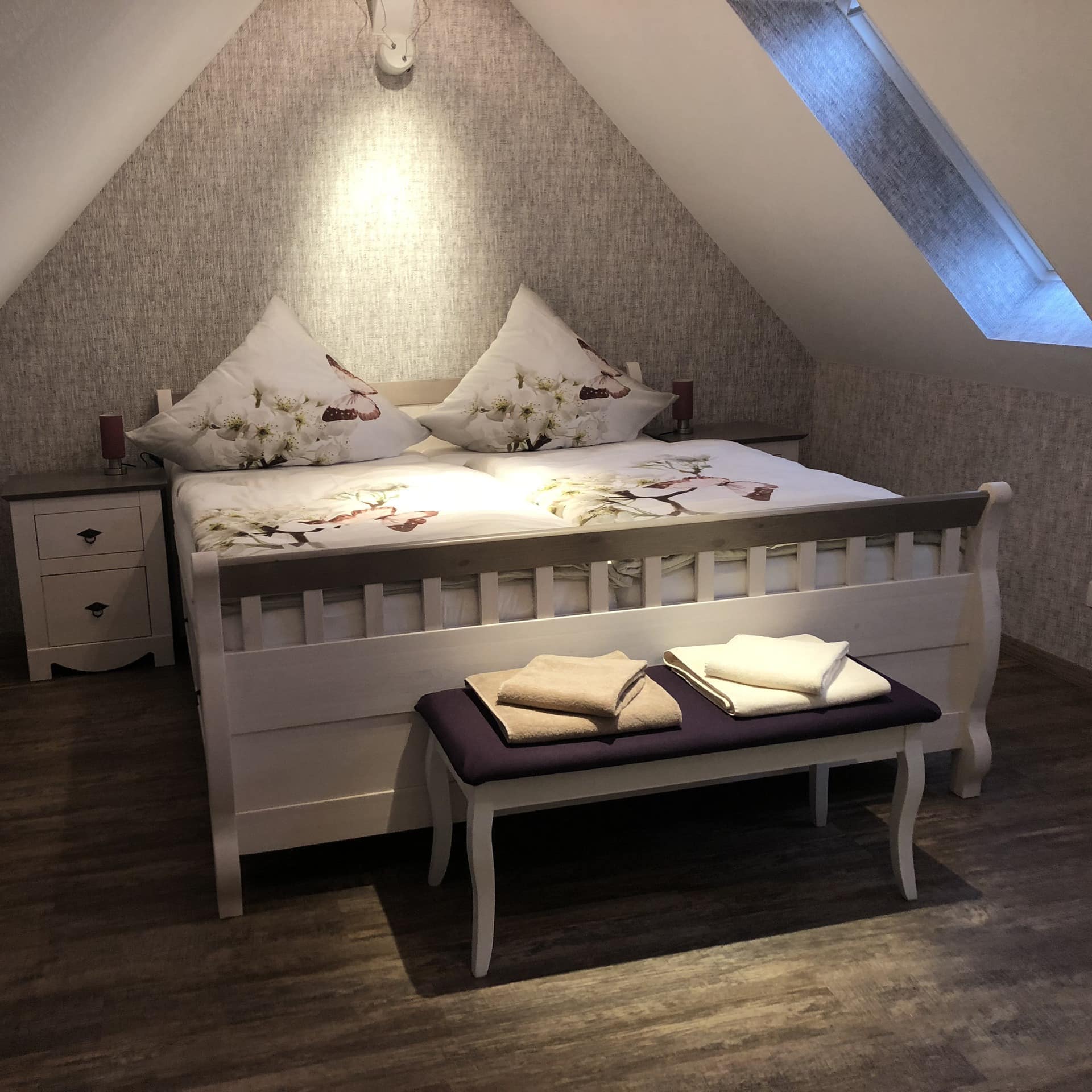 Schlafzimmer unter dem Dach eines Ferienhauses am Senftenberger See