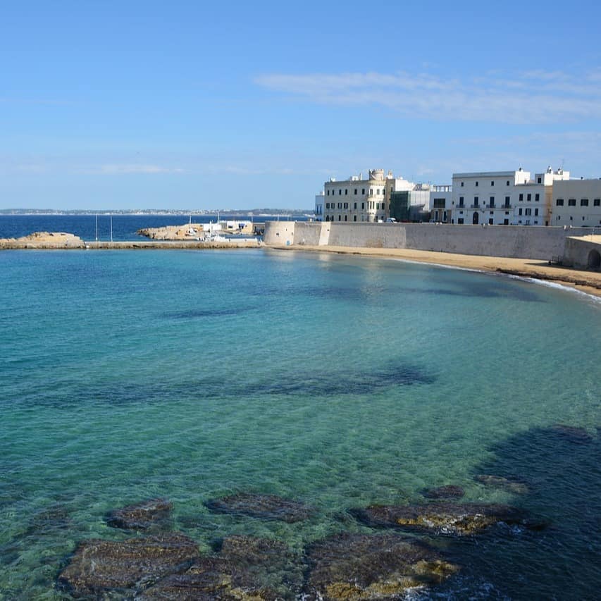 Von den Ferienhäusern in der Altstadt von Gallipoli in der italienischen Region Apulien haben Sie schönste Meerblicke.