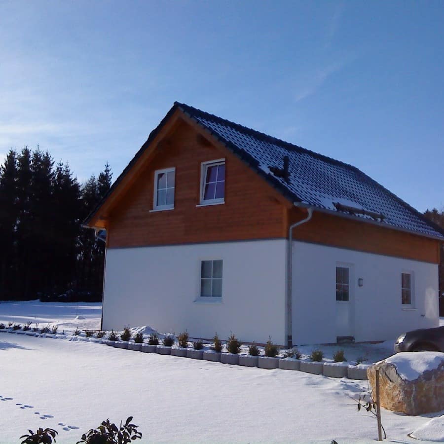 Ein Ferienhaus in Winterberg in einer verschneiten Landschaft