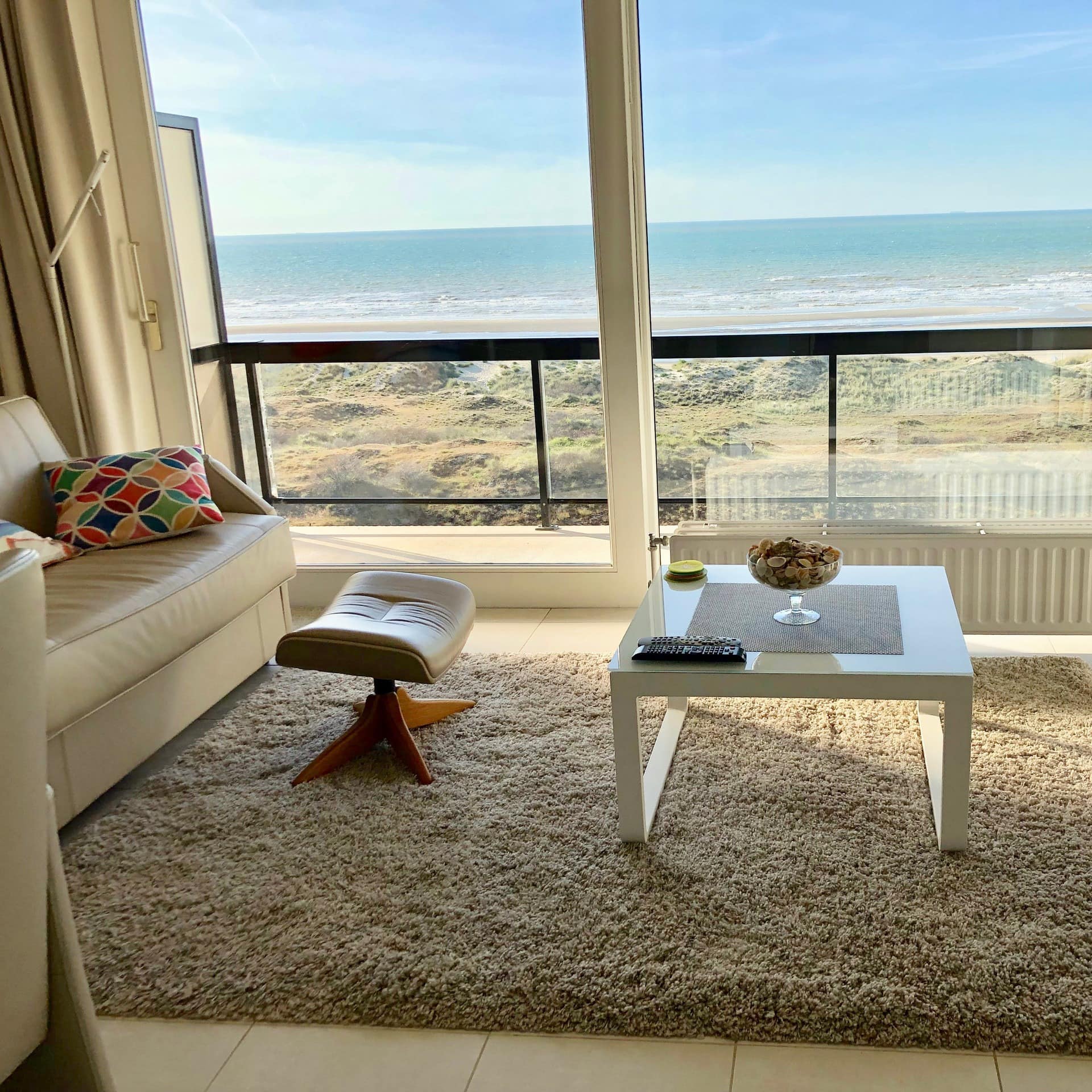 Blick aus dem Wohnzimmer einer Ferienwohnung mit Meerblick in De Panne an der belgischen Küste