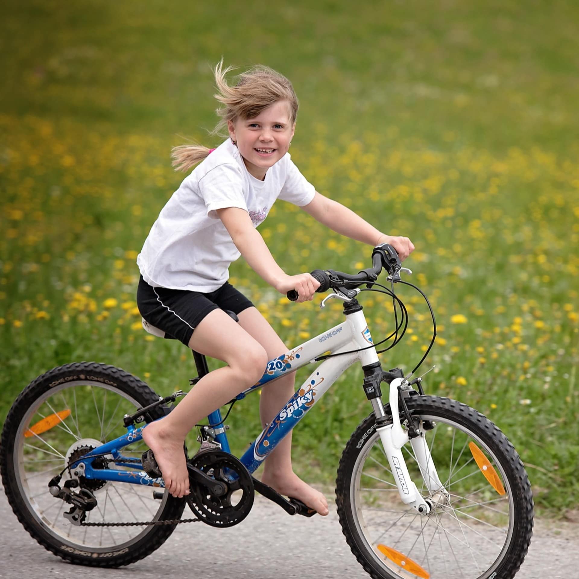 Ein Mädchen auf einem Fahrrad.