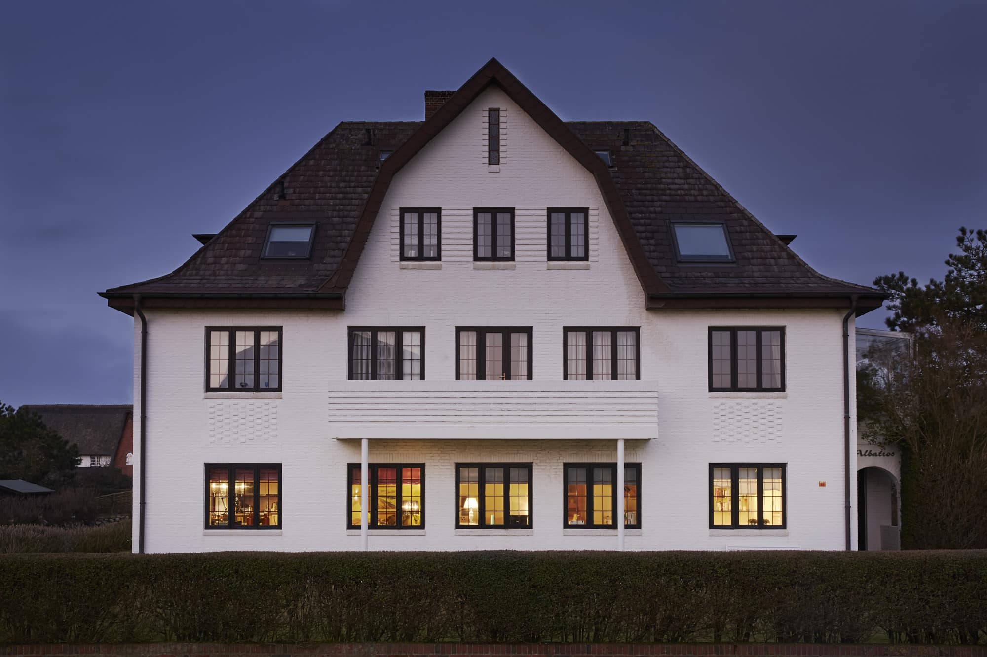 Villa mit Ferienwohnungen in Wenningstedt-Braderup in der Dämmerung 