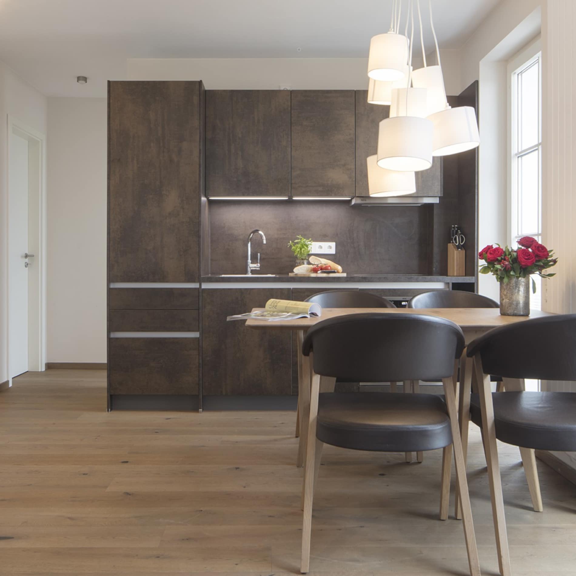 Moderne Küche und Esstisch in einer Ferienwohnung auf Juist