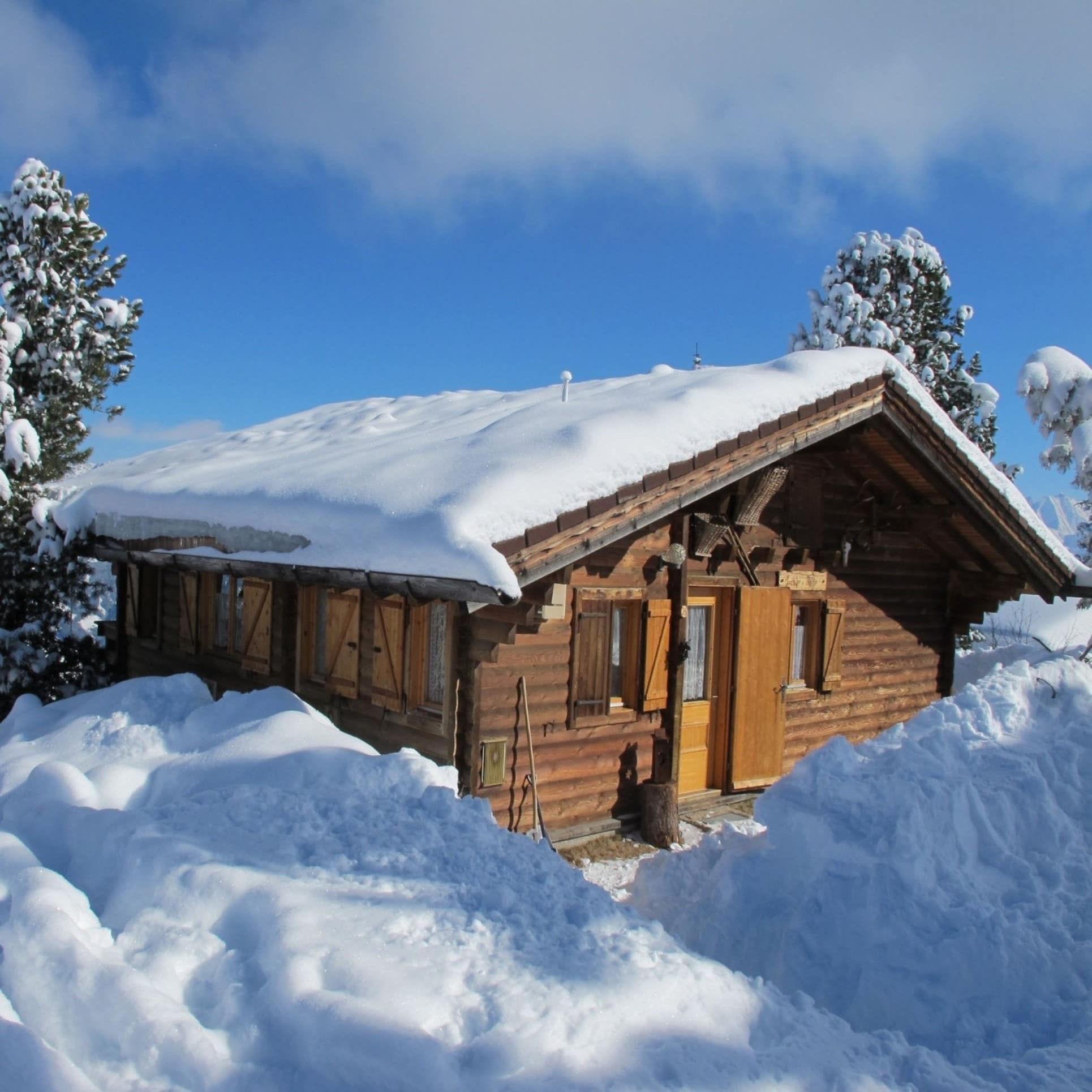 Tief verschneites Alpen-Chalet im Zillertal