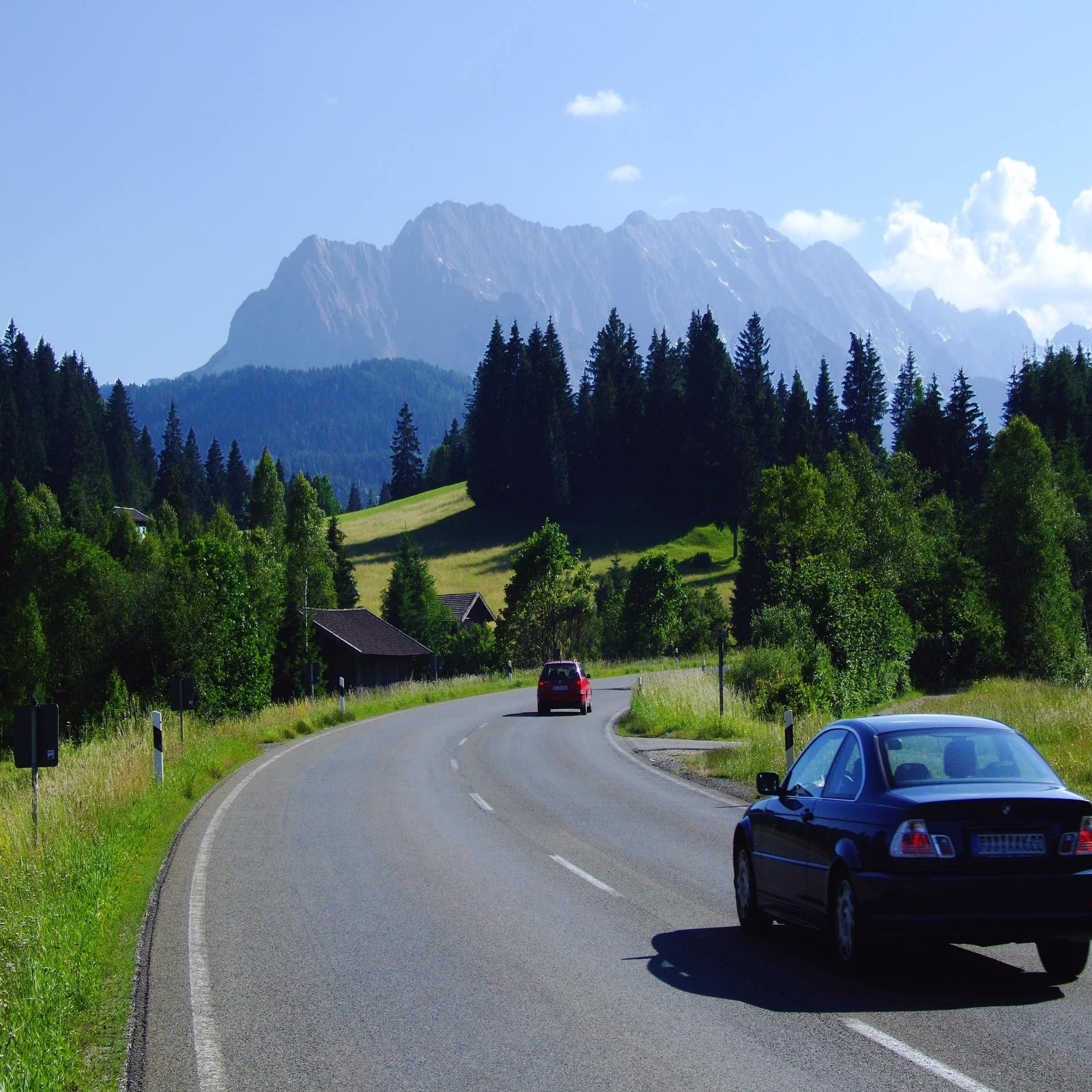 2 Autos auf einer Bergstraße in Oberbayern. 