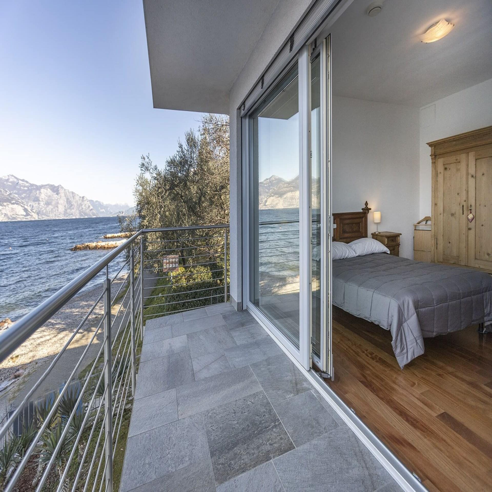 Blick vom Balkon: Rechts das moderne Schlafzimmer, links der Gardasee.