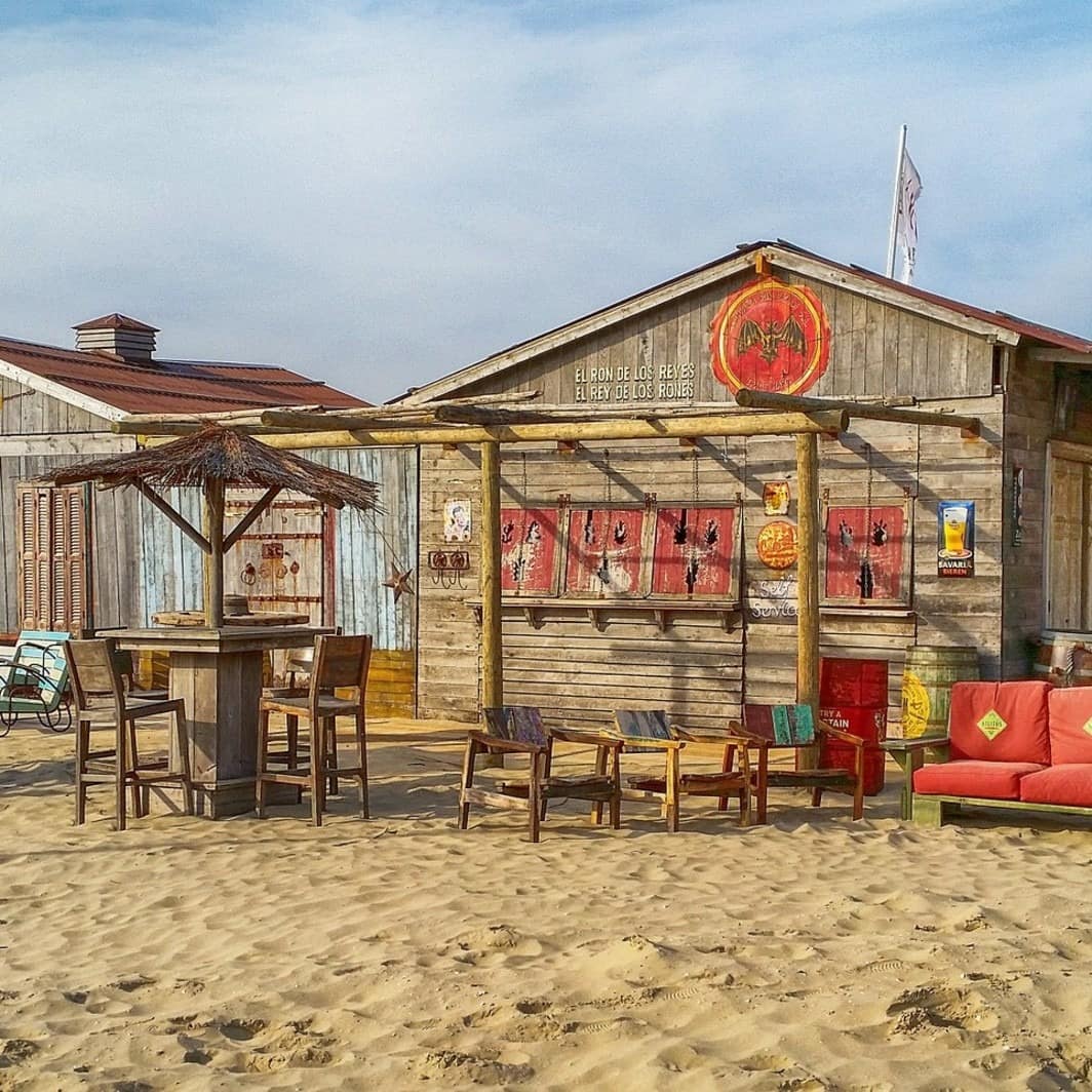 Hütten am Strand in Holland mit Sitzgelegenheiten