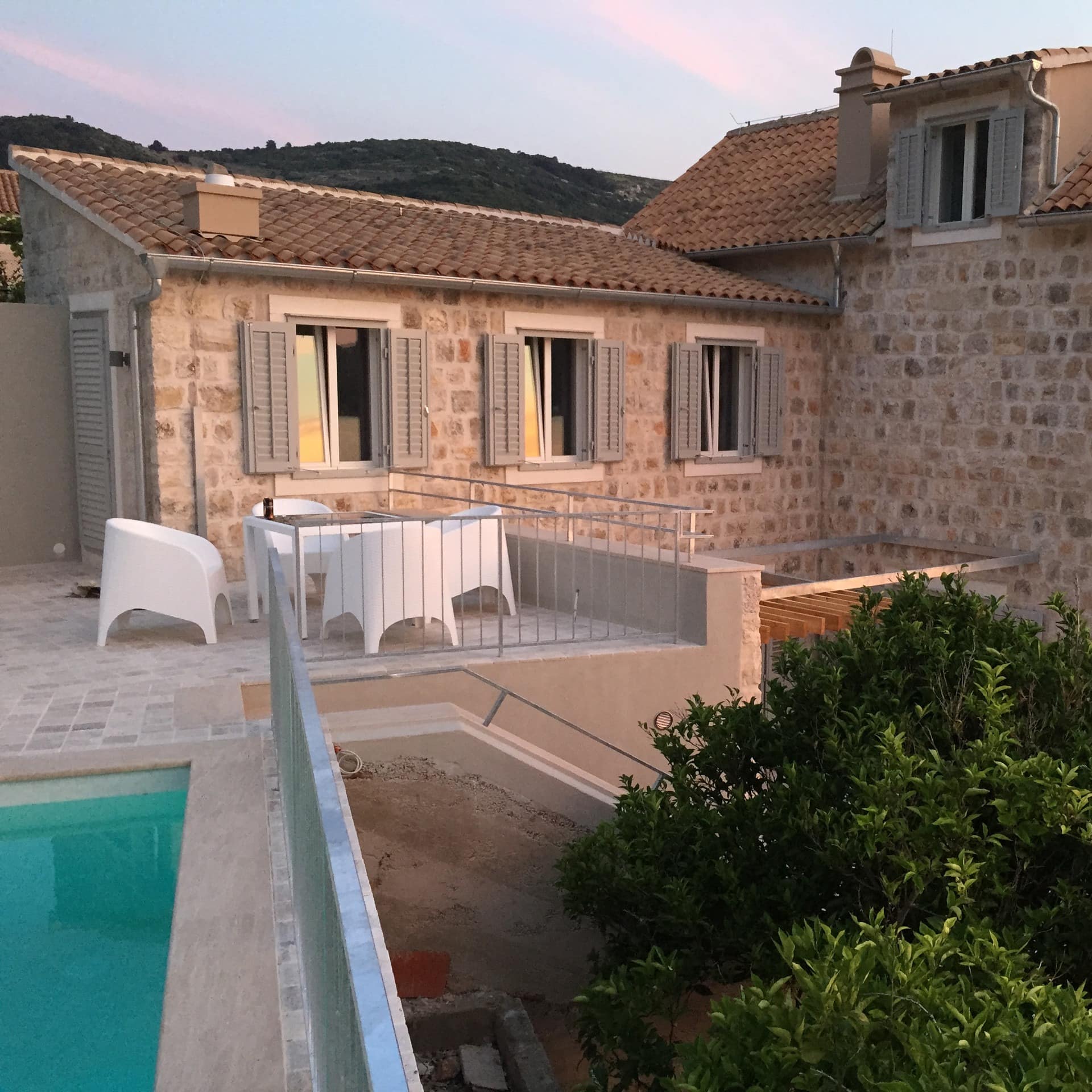 Ein Ferienhaus aus Stein mit Terrasse und Pool in Kroatien direkt am Meer.