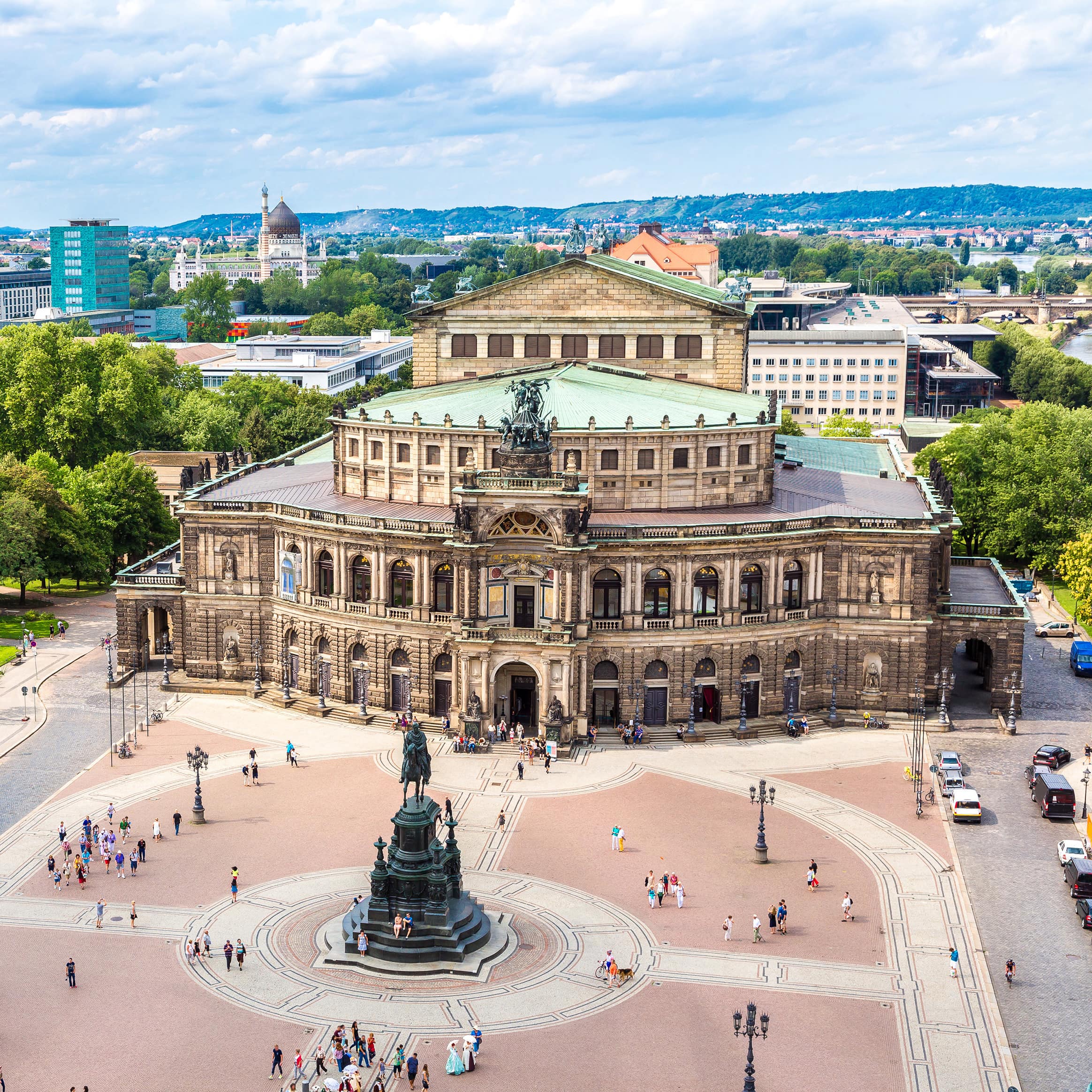 Blick aus der Luft auf die Semperoper, Personen laufen auf dem Vorplatz.