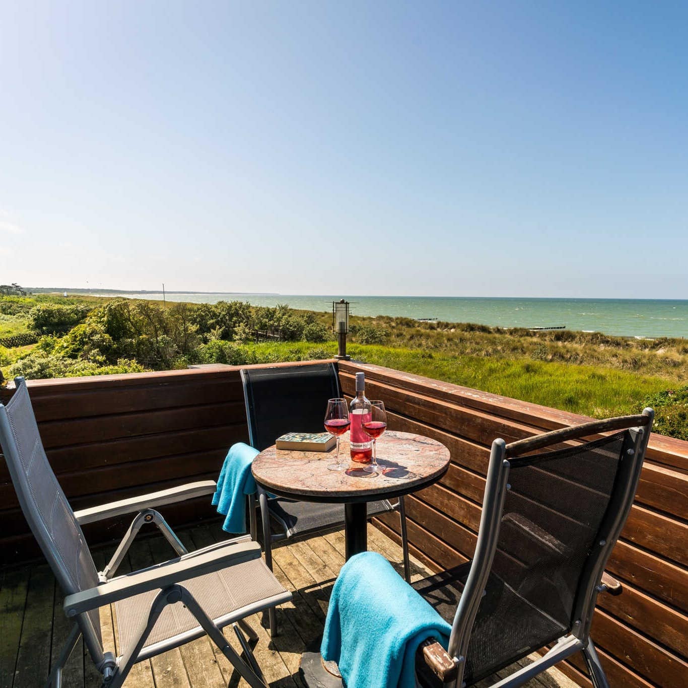 Blick vom Balkon einer Ferienwohnung in Dierhagen direkt am Meer mit Blick auf das Wasser