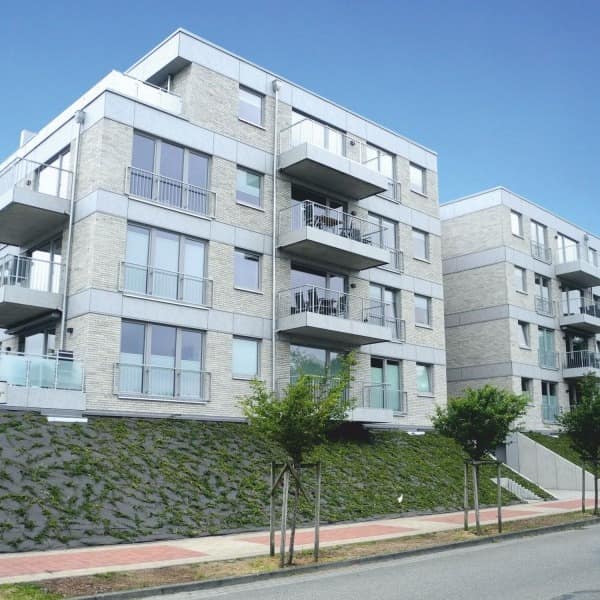Blick auf ein modernes Apartmentgebäude mit Ferienwohnungen mit Balkon in Sahlenburg.