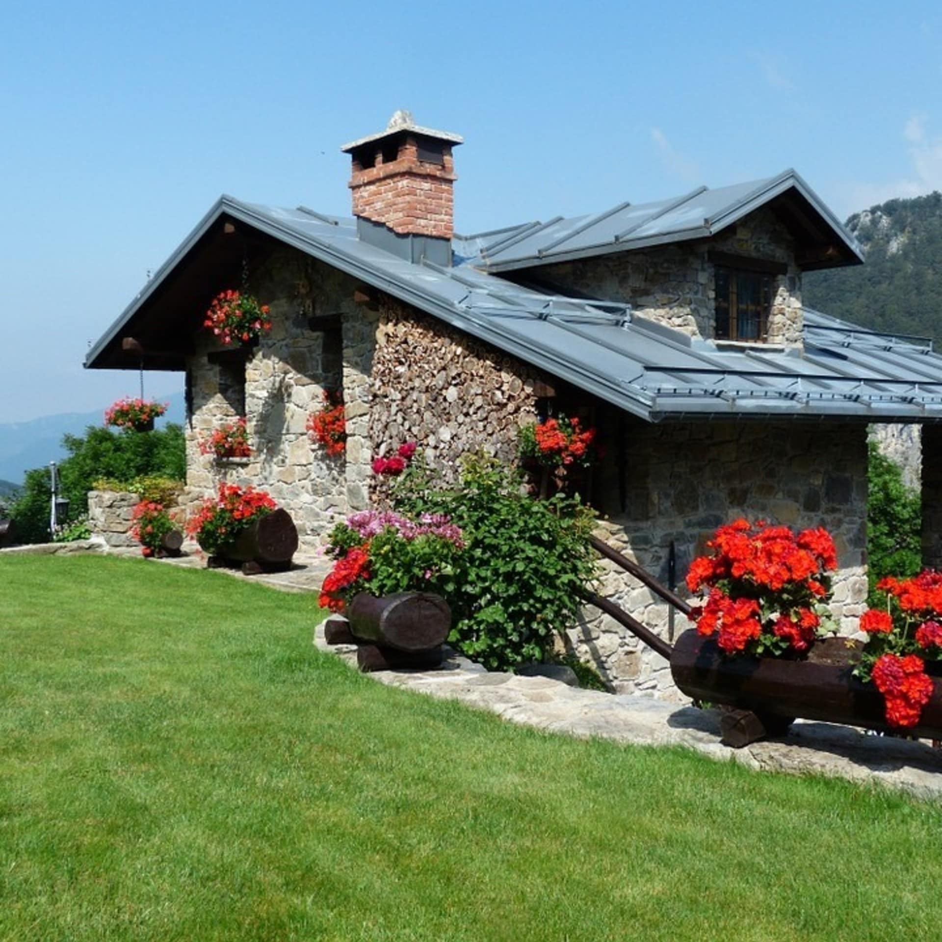 Finca in Südtirol, Italien mit Blumen und Blick auf die Berge