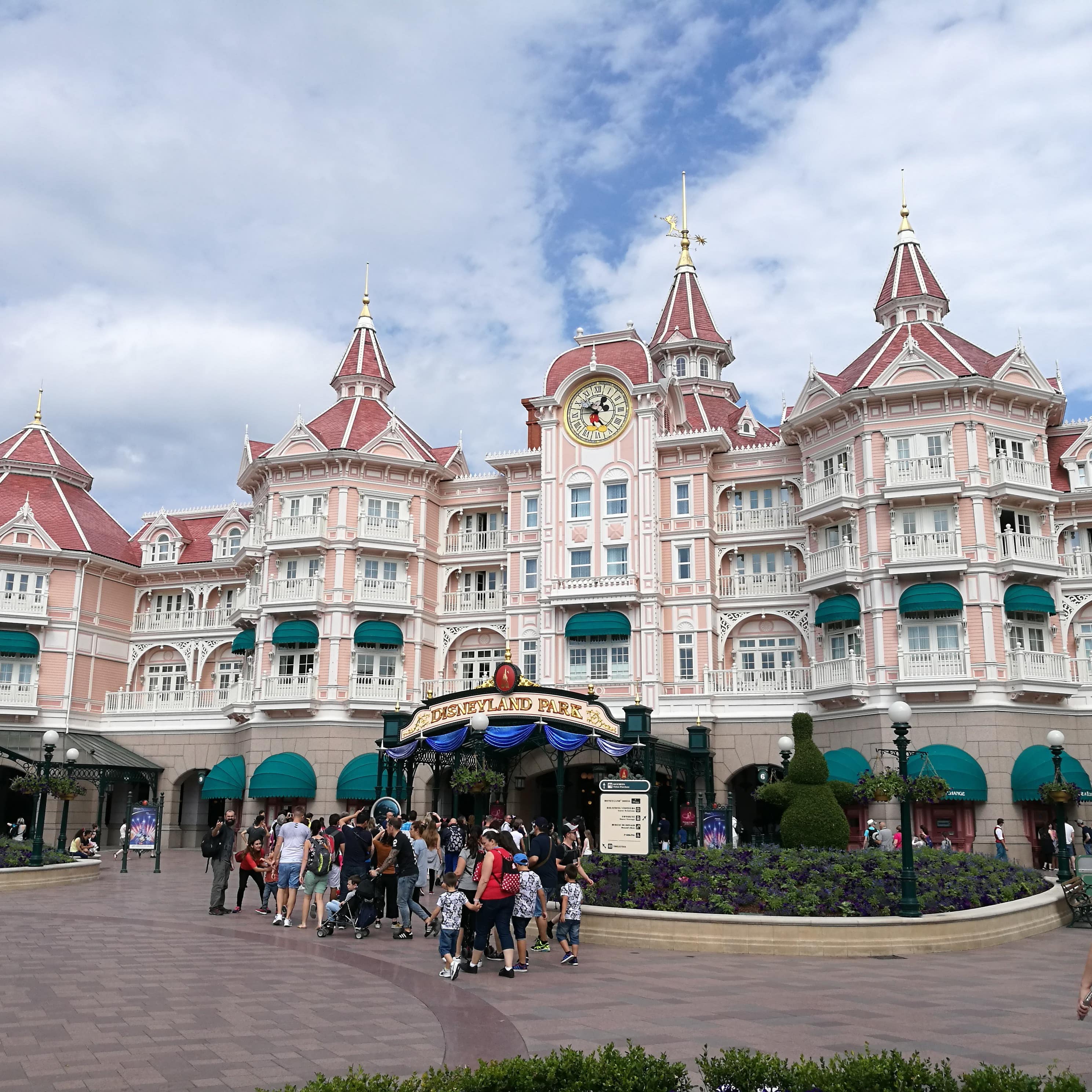 Der Eingang des Disneyland Park im Disneyland Paris