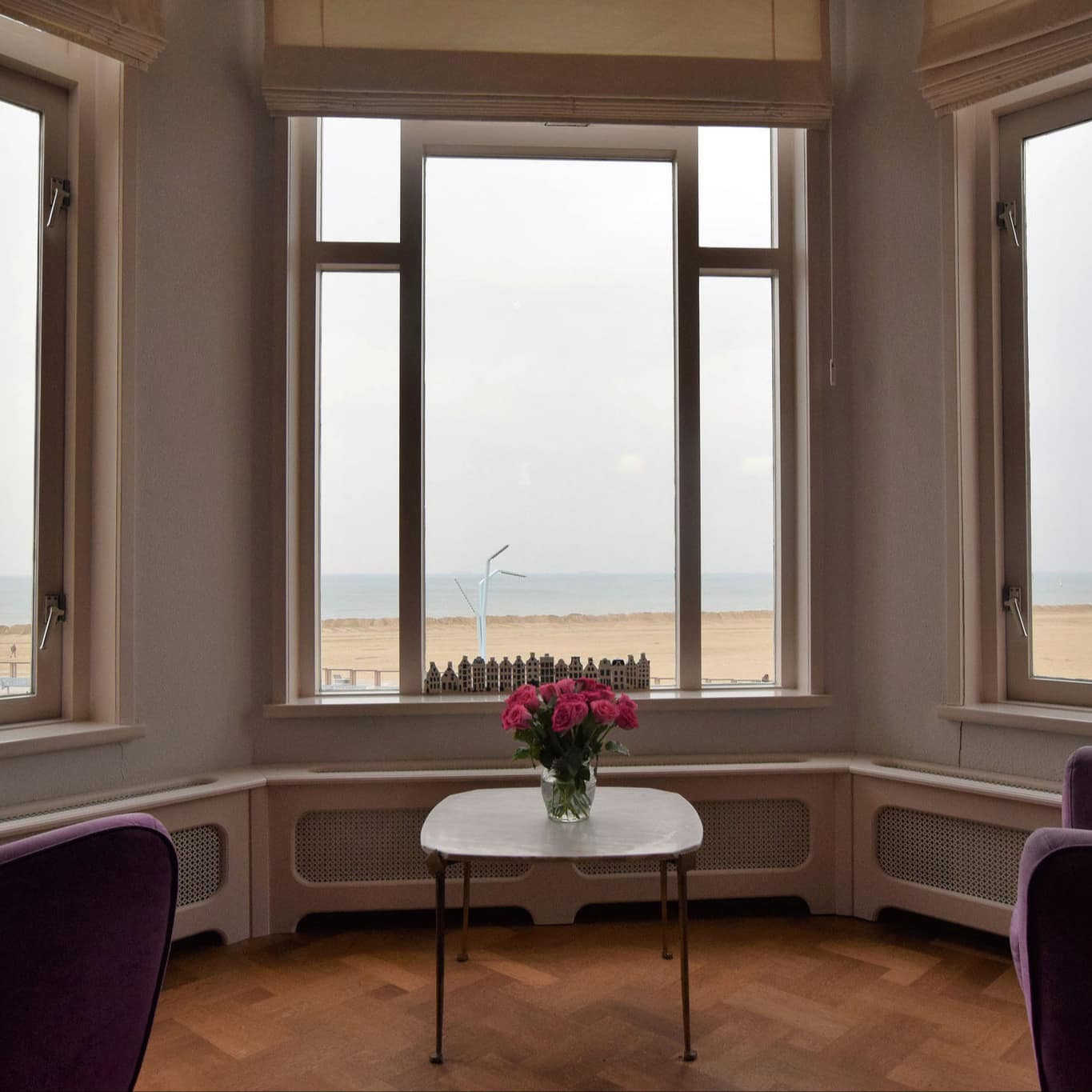 Ferienwohnung in Scheveningen mit großem Wohnzimmer und Fenstern, die den Blick auf Strand und Meer eröffnen