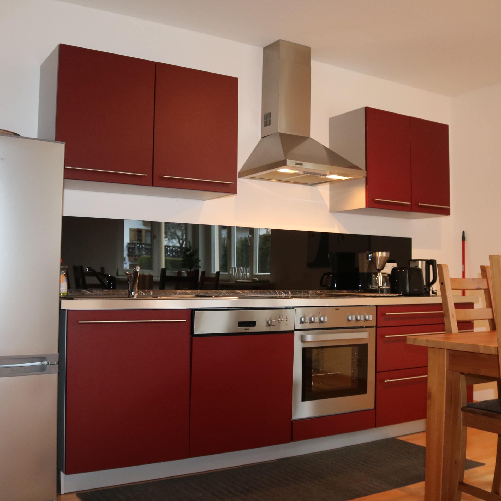 Rote Küche in einer modernen Ferienwohnung in Garmisch-Partenkirchen