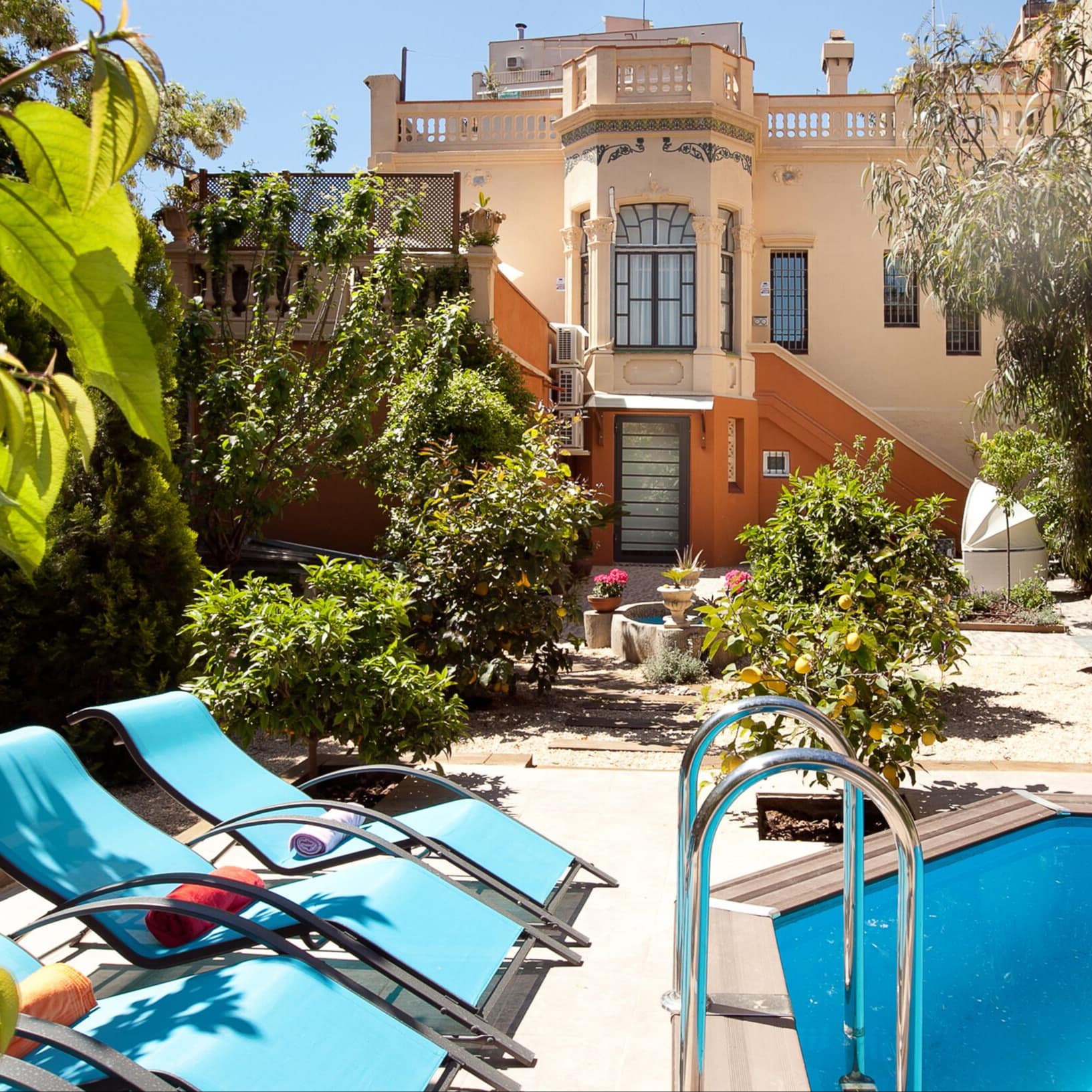 Villenähnliches Ferienhaus mit Pool in Barcelona, umgeben von Zitronen- und weiteren Bäumen