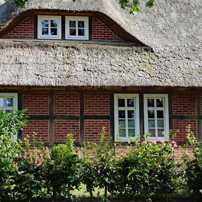 Fachwerkhaus mit Reetdach in der Lüneburger Heide