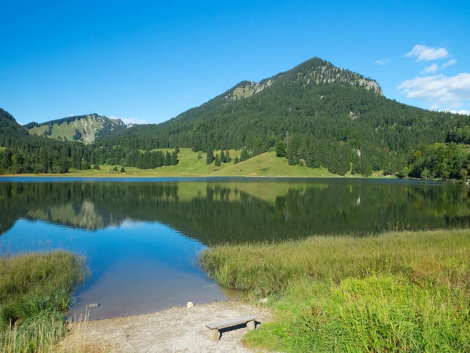 Foto des Spitzsees im Sommer mit blauem Himmel