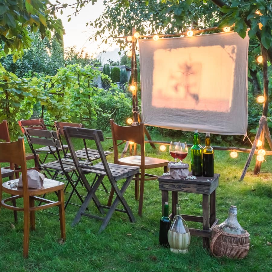 screen-backyard-movie-nights