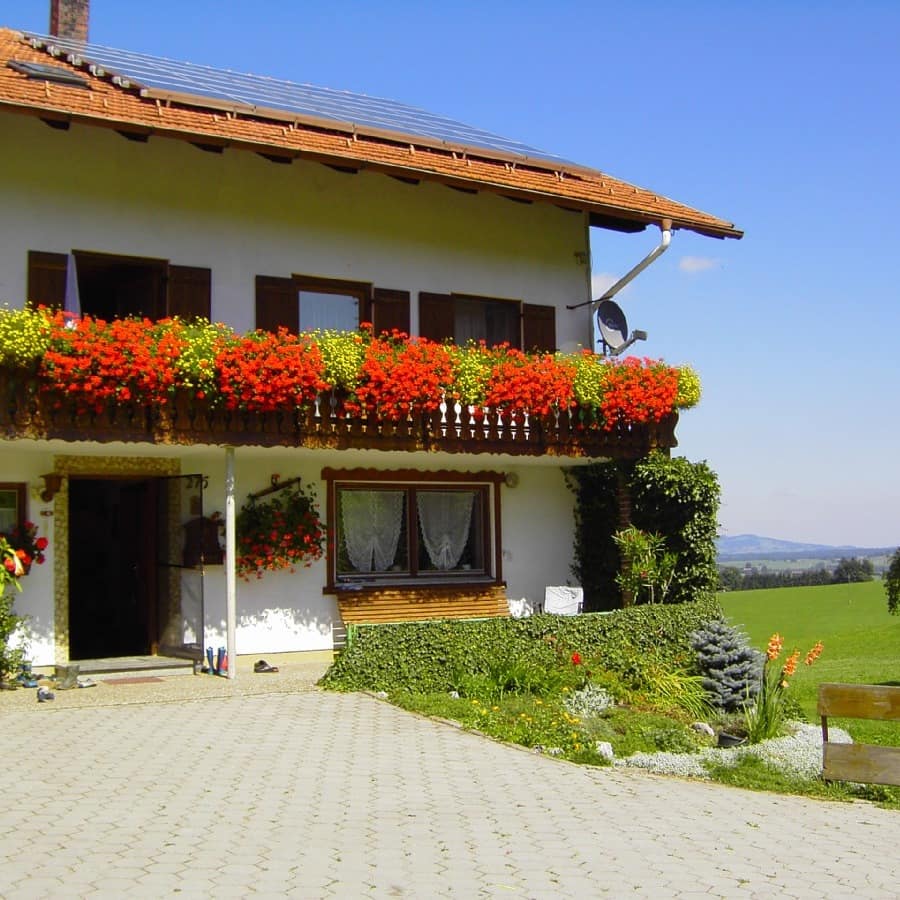 Gemütliche Ferienwohnung auf dem Bauernhof im Allgäu mit Blumen am Balkon