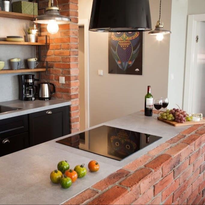 Ferienhaus in Swinemünde mit gemütlichem Interieur – Küche mit Ziegelstein-Verzierungen, Kochplatte und Backofen