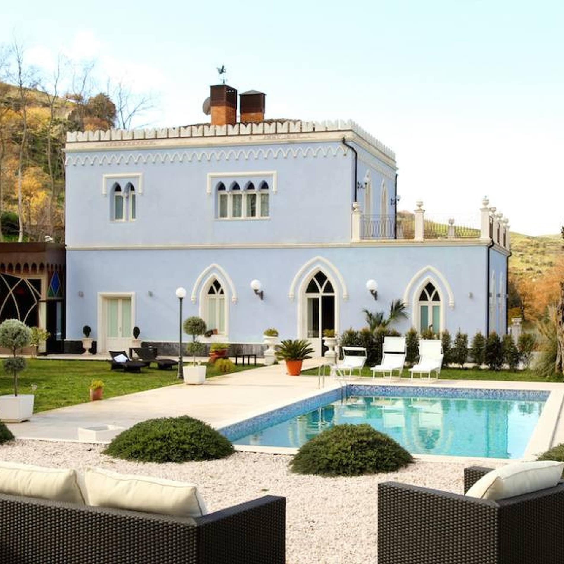 Zweigeschossige Villa mit maurischen Türen und Pool in Sizilien