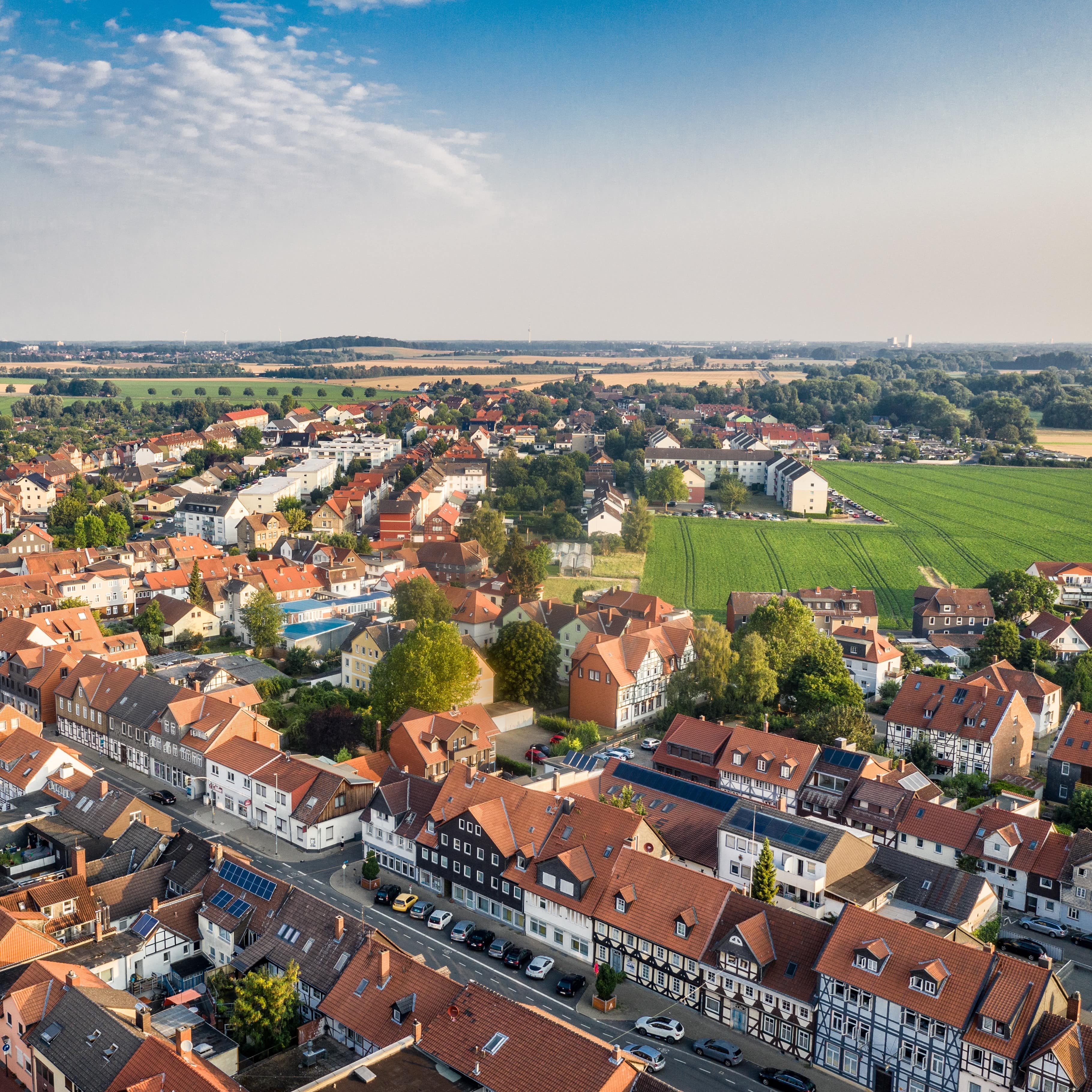 Blick von oben über Wolfenbüttel und die ländliche Umgebung.