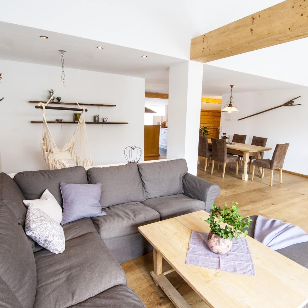 Wohnbereich einer modernen Ferienwohnung am Tegernsee