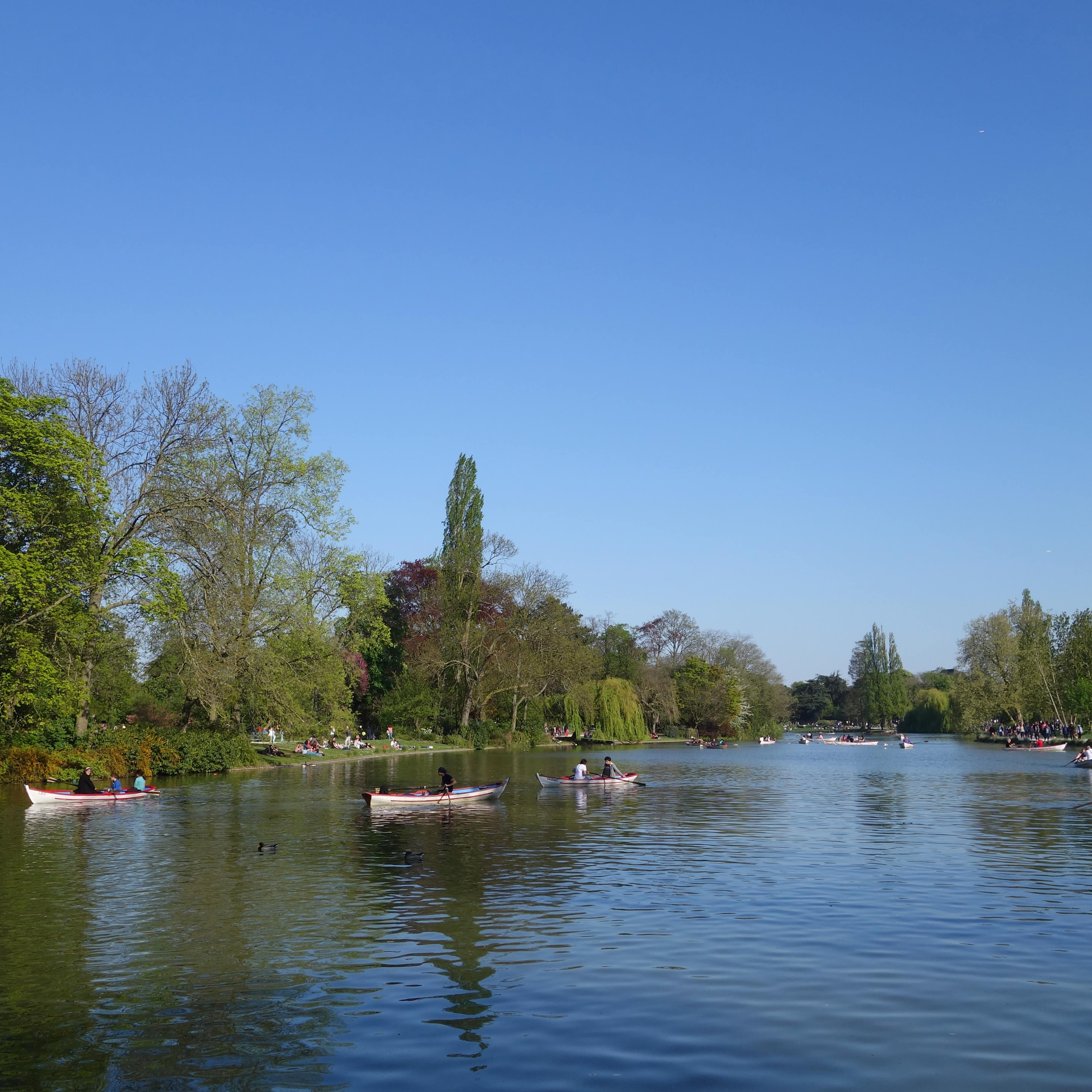 Boote auf dem Wasser im Bois de Vincennes